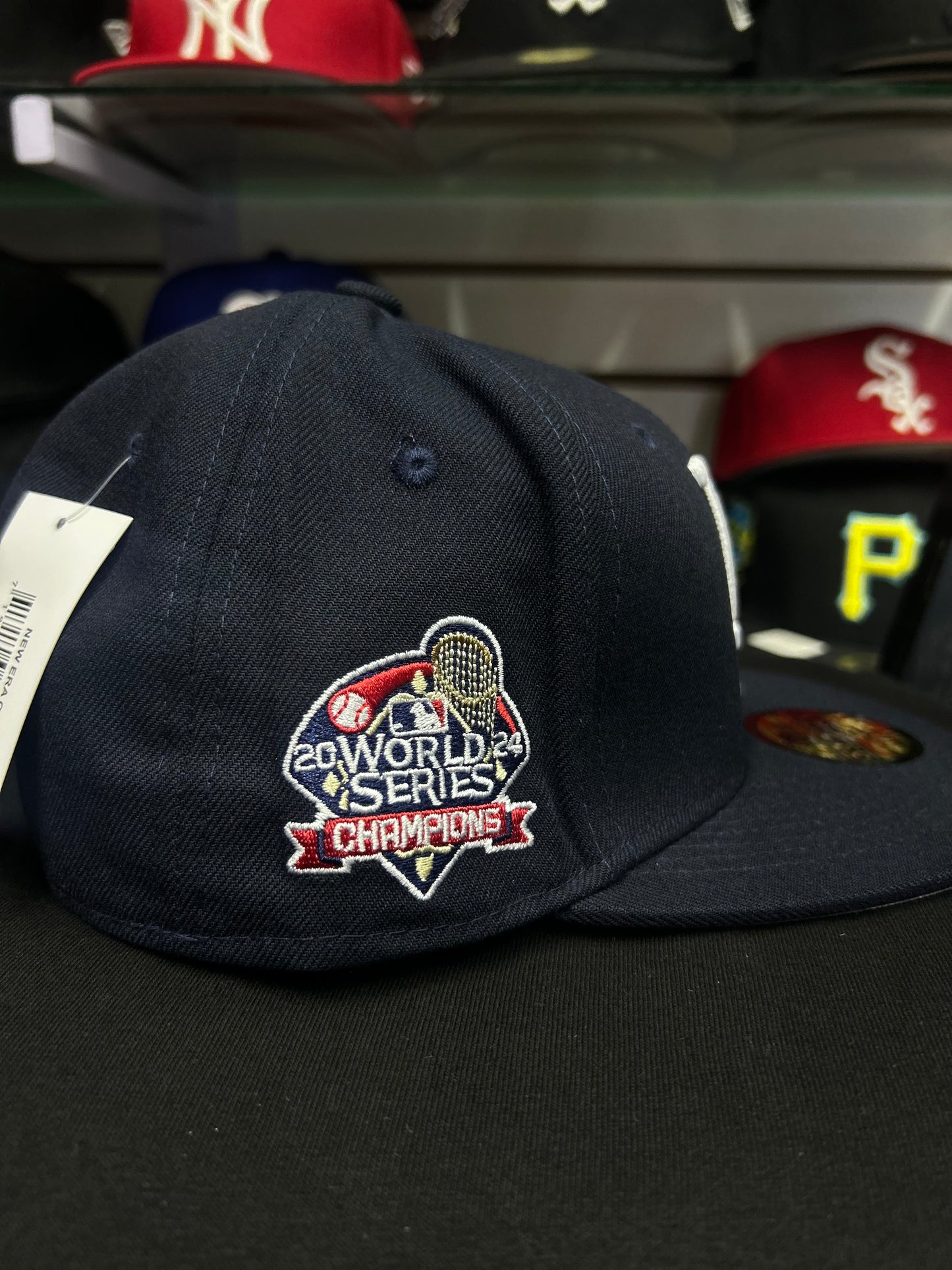 🧢 Gorra azul marino estilo fitted – LA Edición Clásica