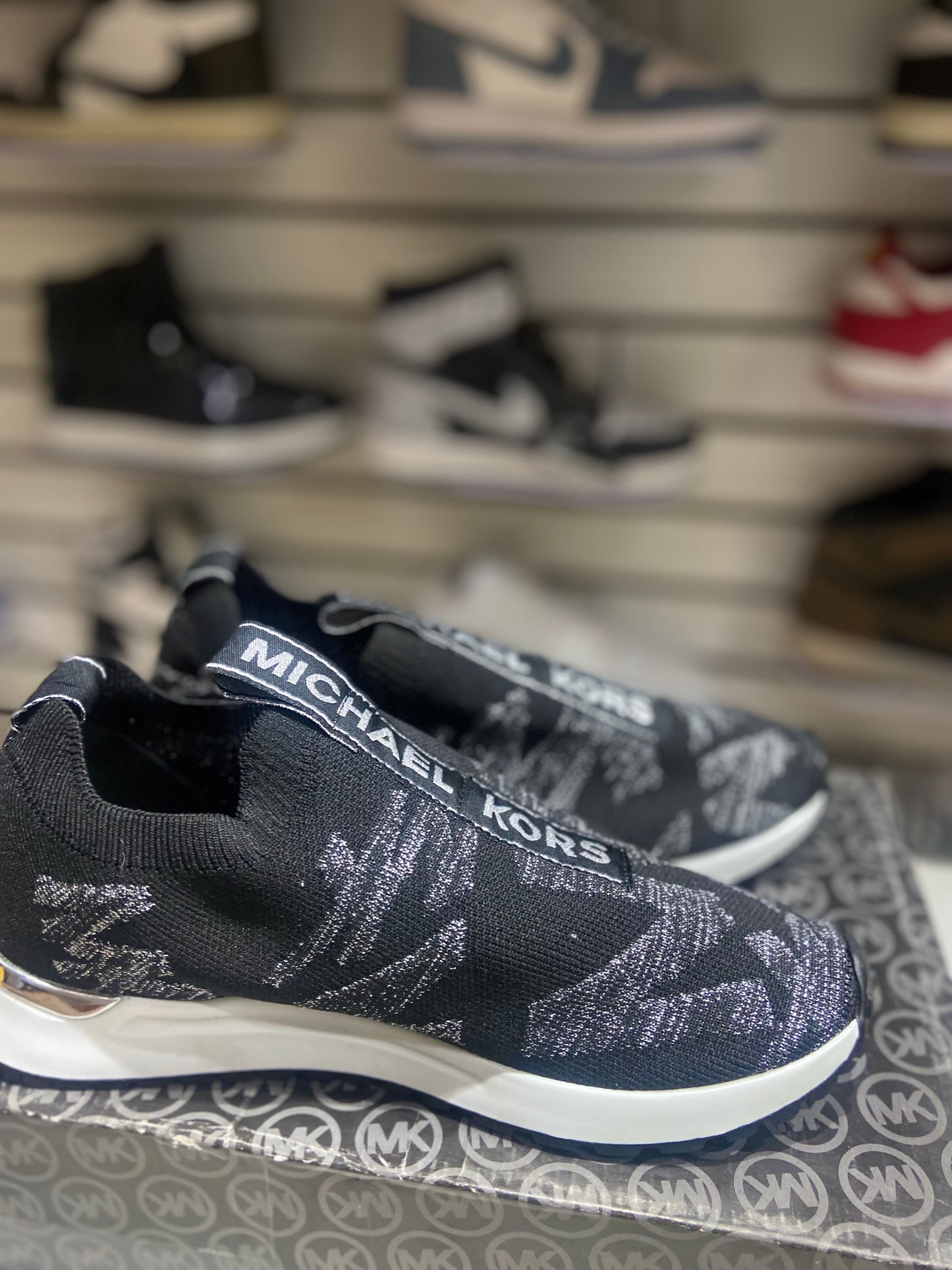 TENIS NACIONAL TIPO MK NEGRO LETRAS PLATA