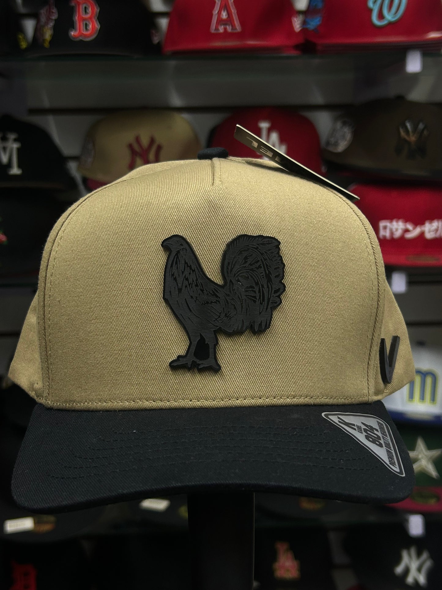 Gorra beige de placa gallo negro