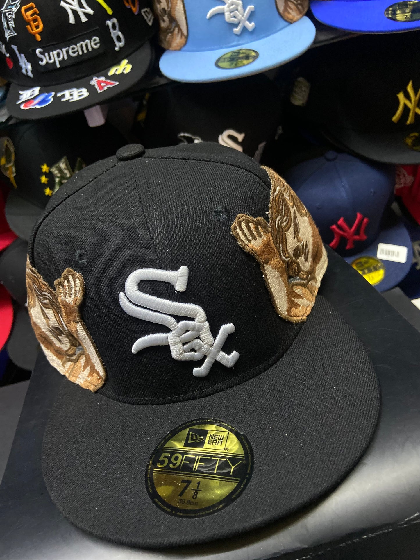 🔥 Gorra 59FIFTY – Chicago White Sox x Ángeles Orantes (Edición Negra) 🔥