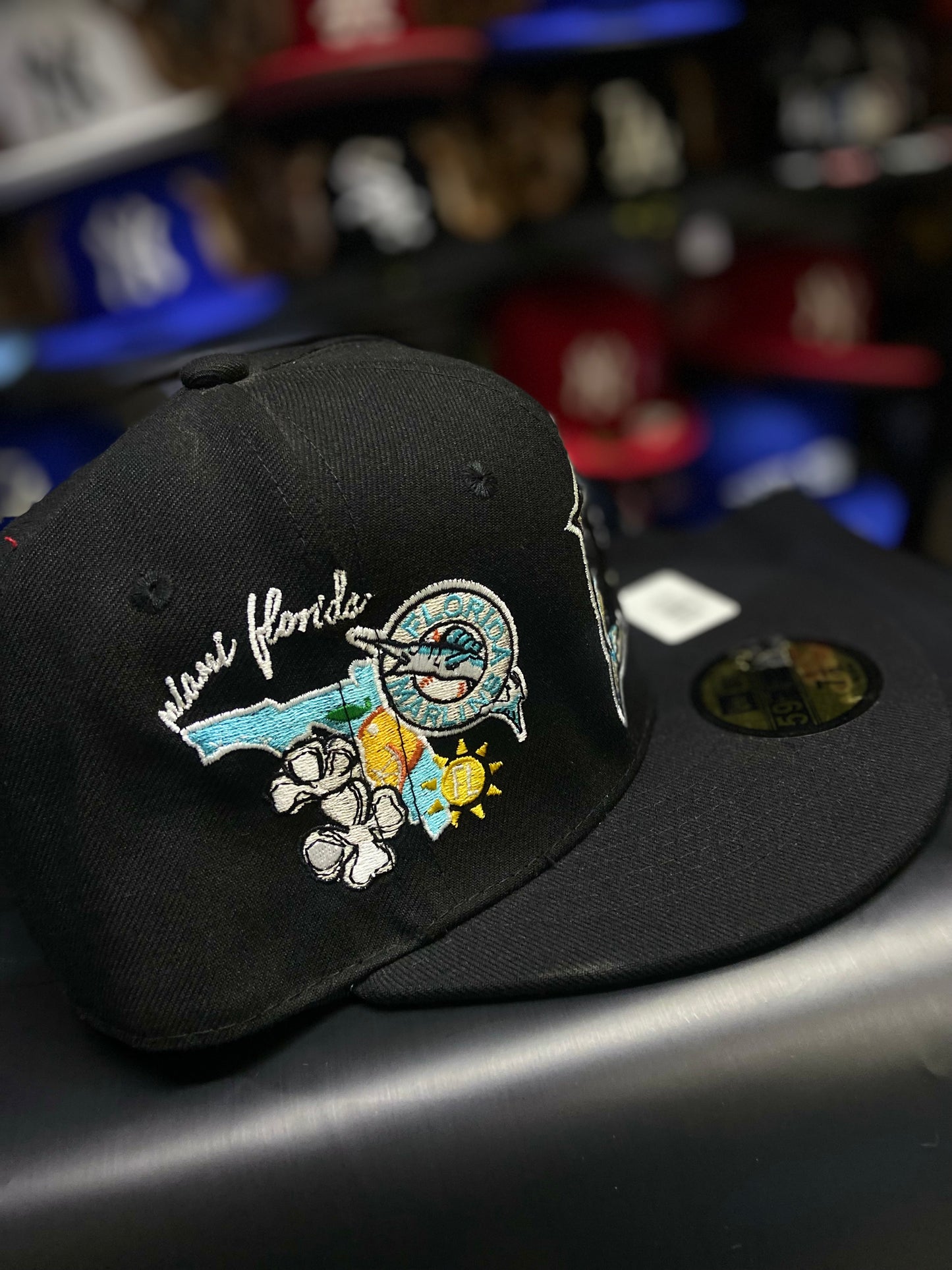 59FIFTY de color negro, con el logo de los Florida Marlins