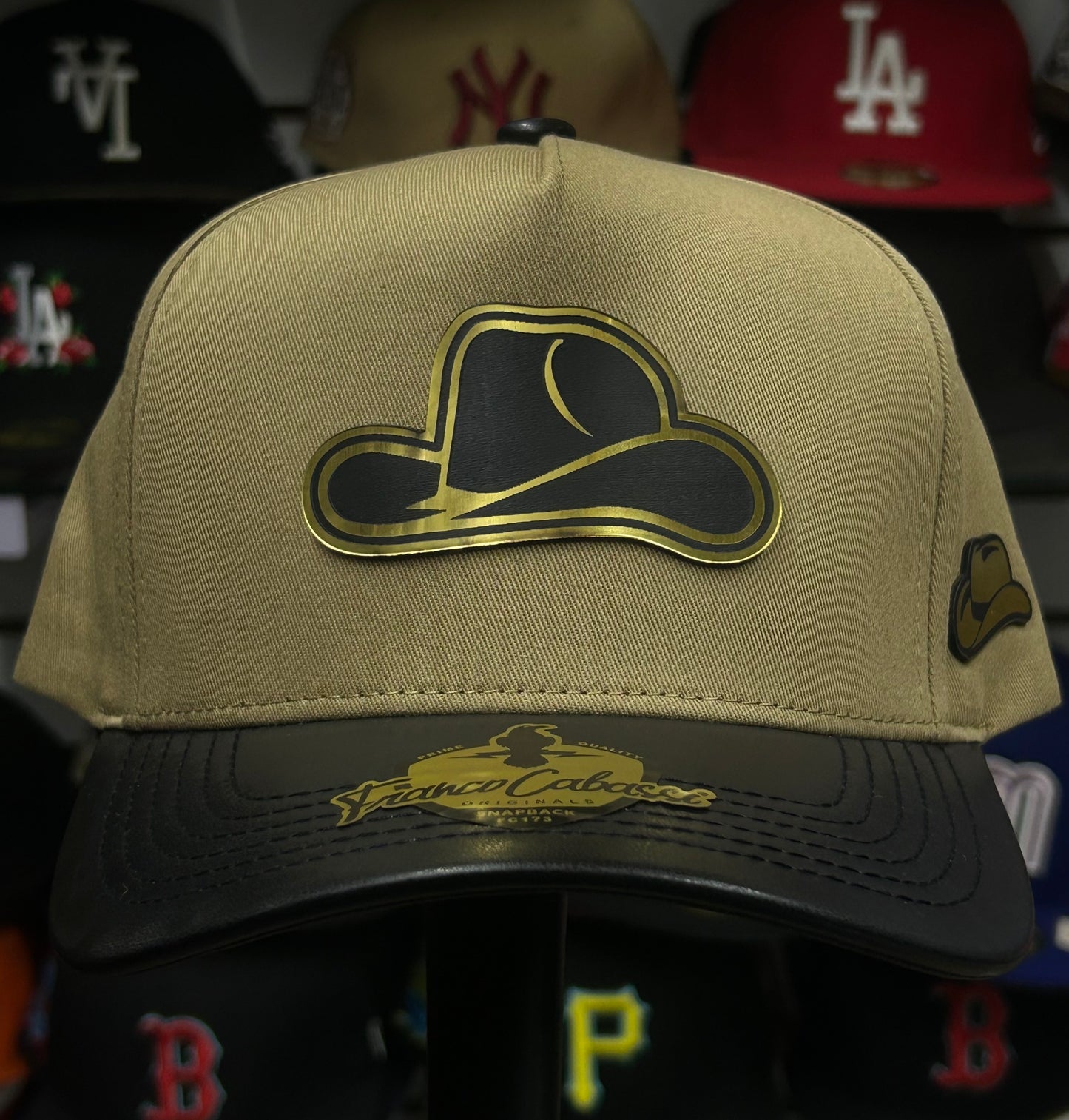Gorra de placa Franco Cabassi beige sombrero dorado