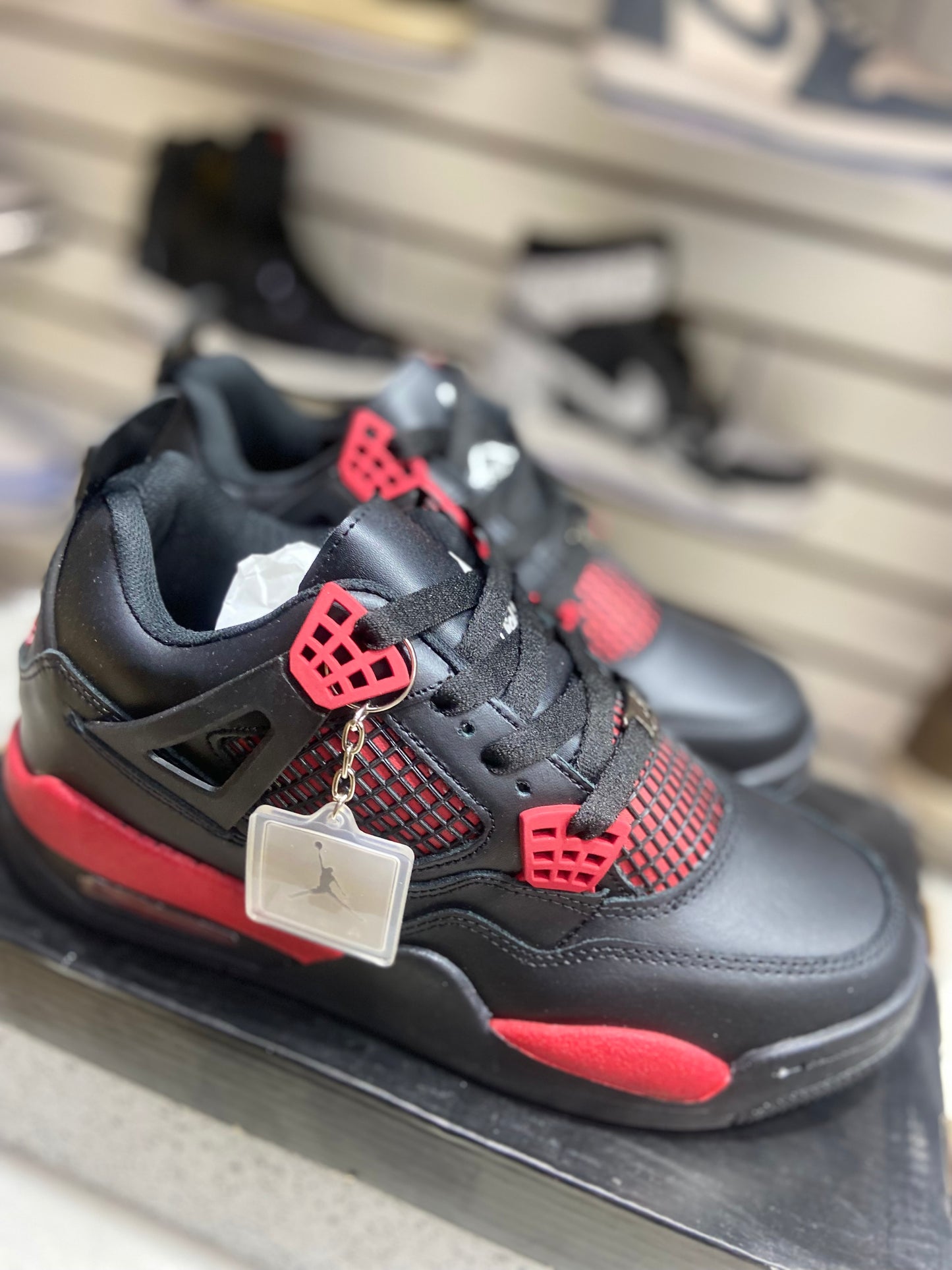 TENI NACIONAL TIPO JORDAN 4 ROJO