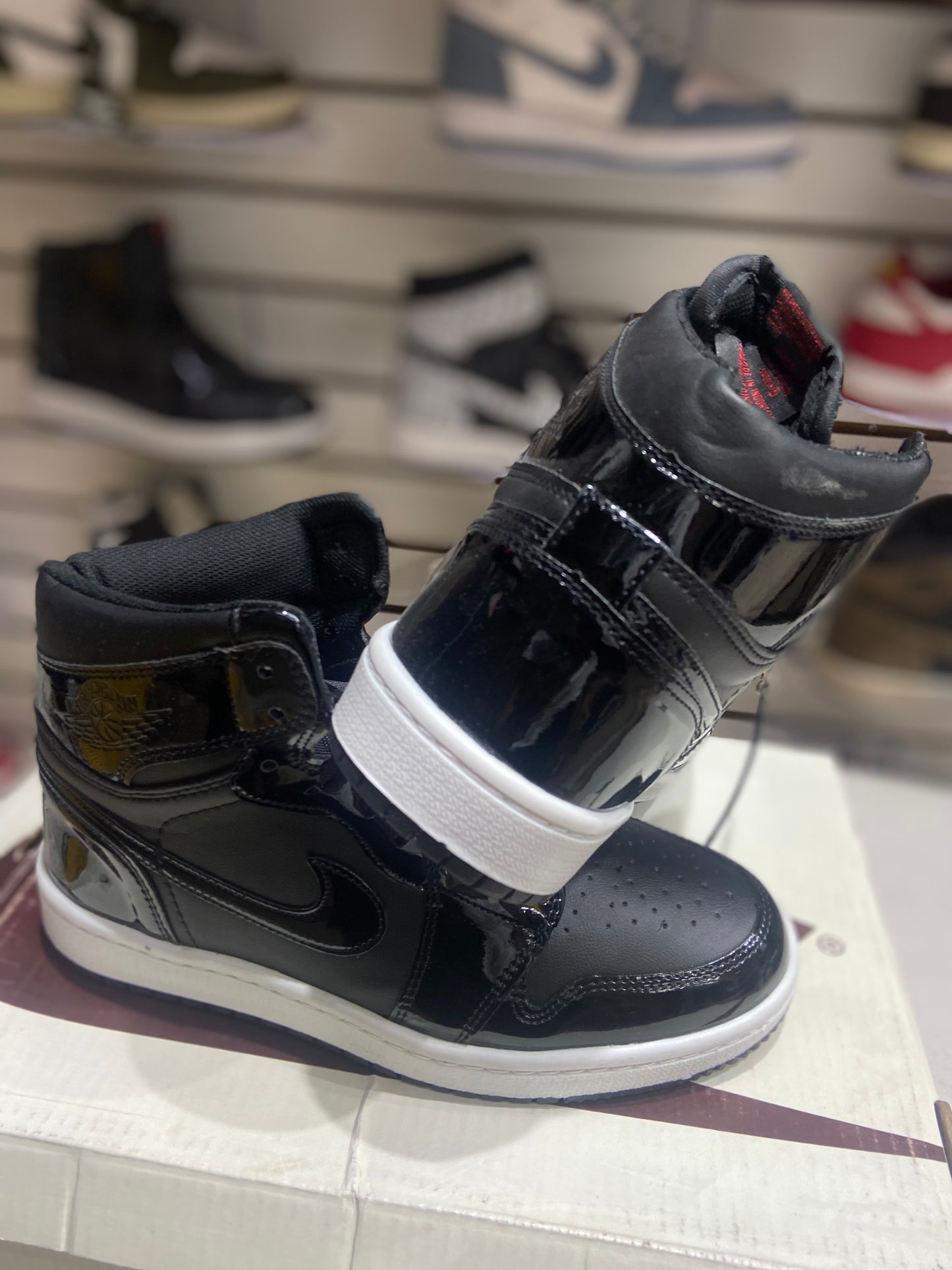 TENIS NACIONALES TIPO NIKE JORDAN MID 1 NEGRO CHARON /BCO
