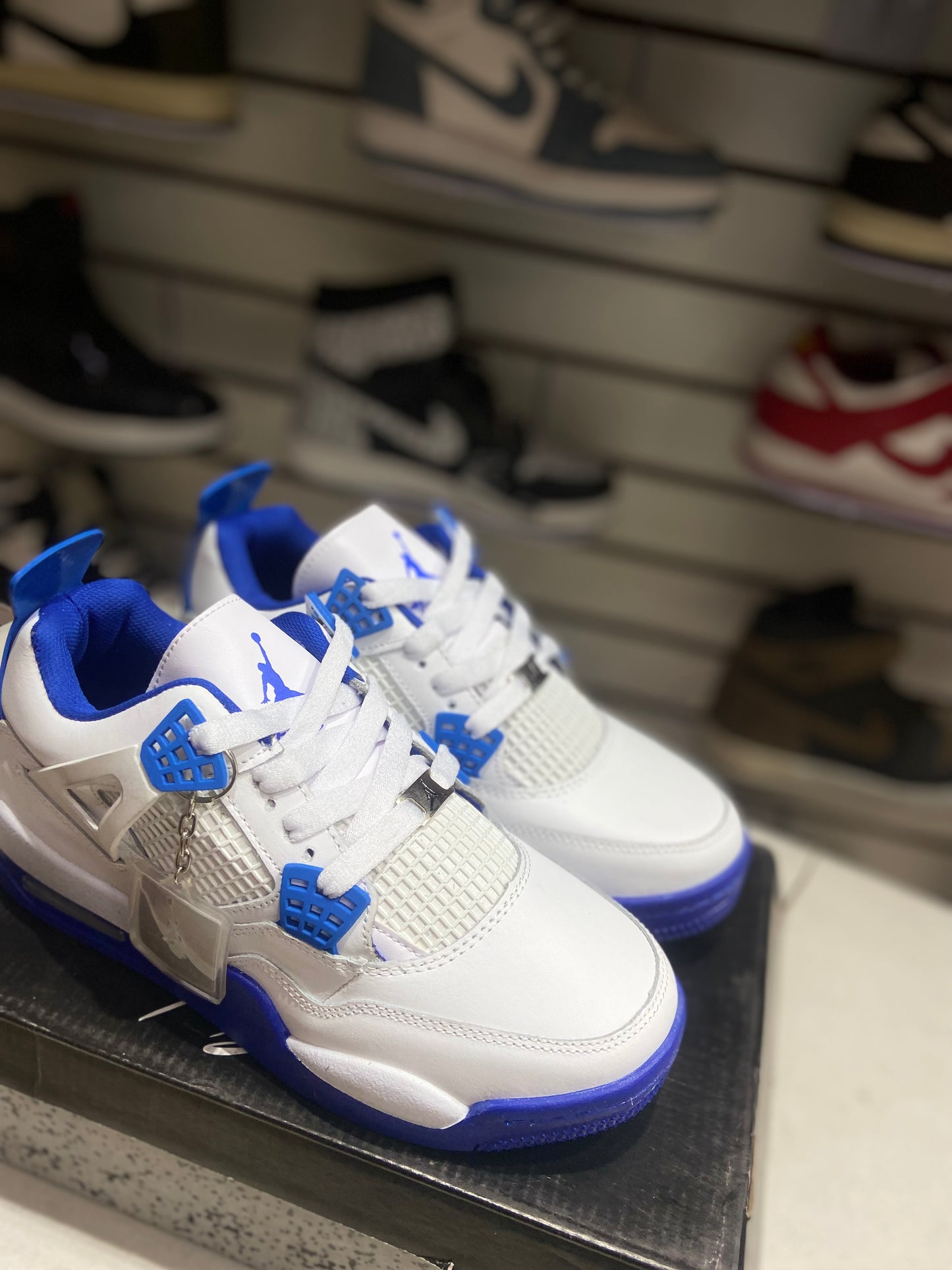 TENI NACIONAL TIPO JORDAN 4 BLANCO REY