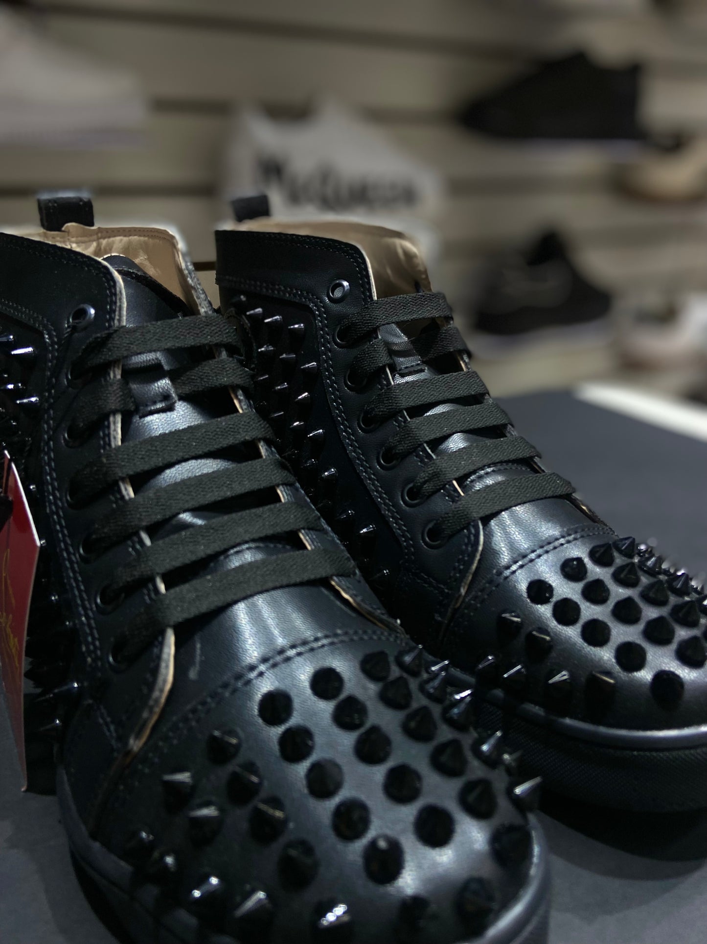 Tenis Negros con Tachuelas – Suela Roja Exclusiva