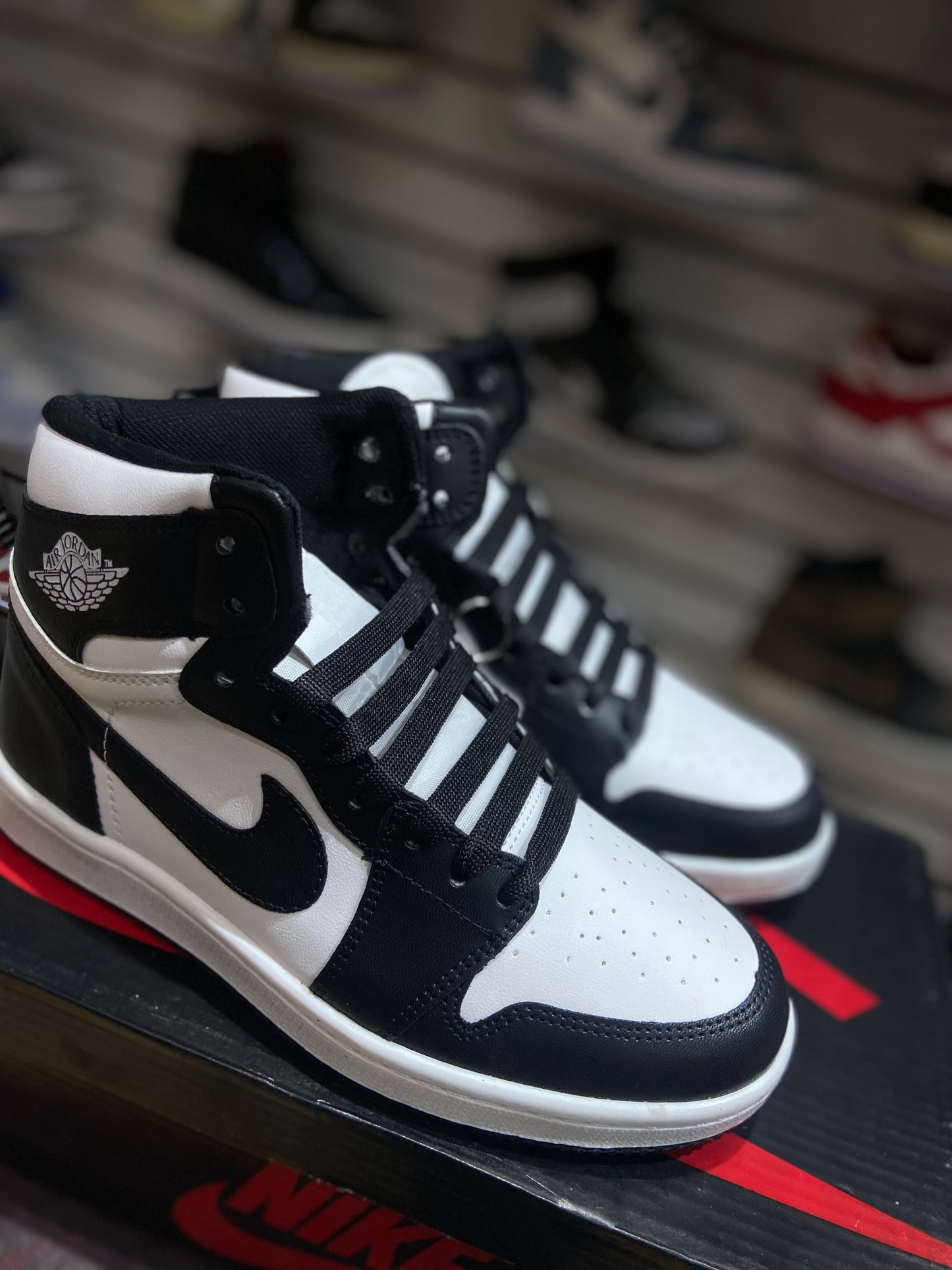 TENI NACIONAL TIPO NIKE JORDAN MID 1 /BCO/NGR
