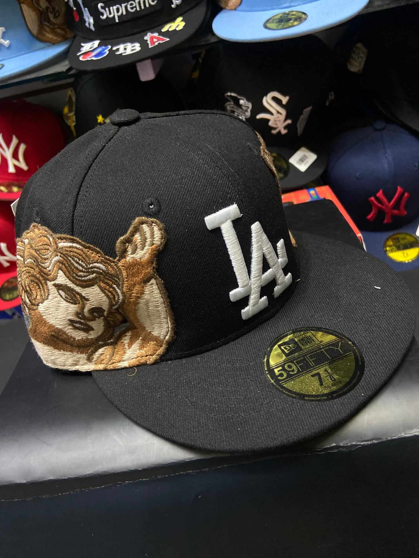 🔥 Gorra 59FIFTY – LA Dodgers x Ángeles Orantes (Edición Negra)