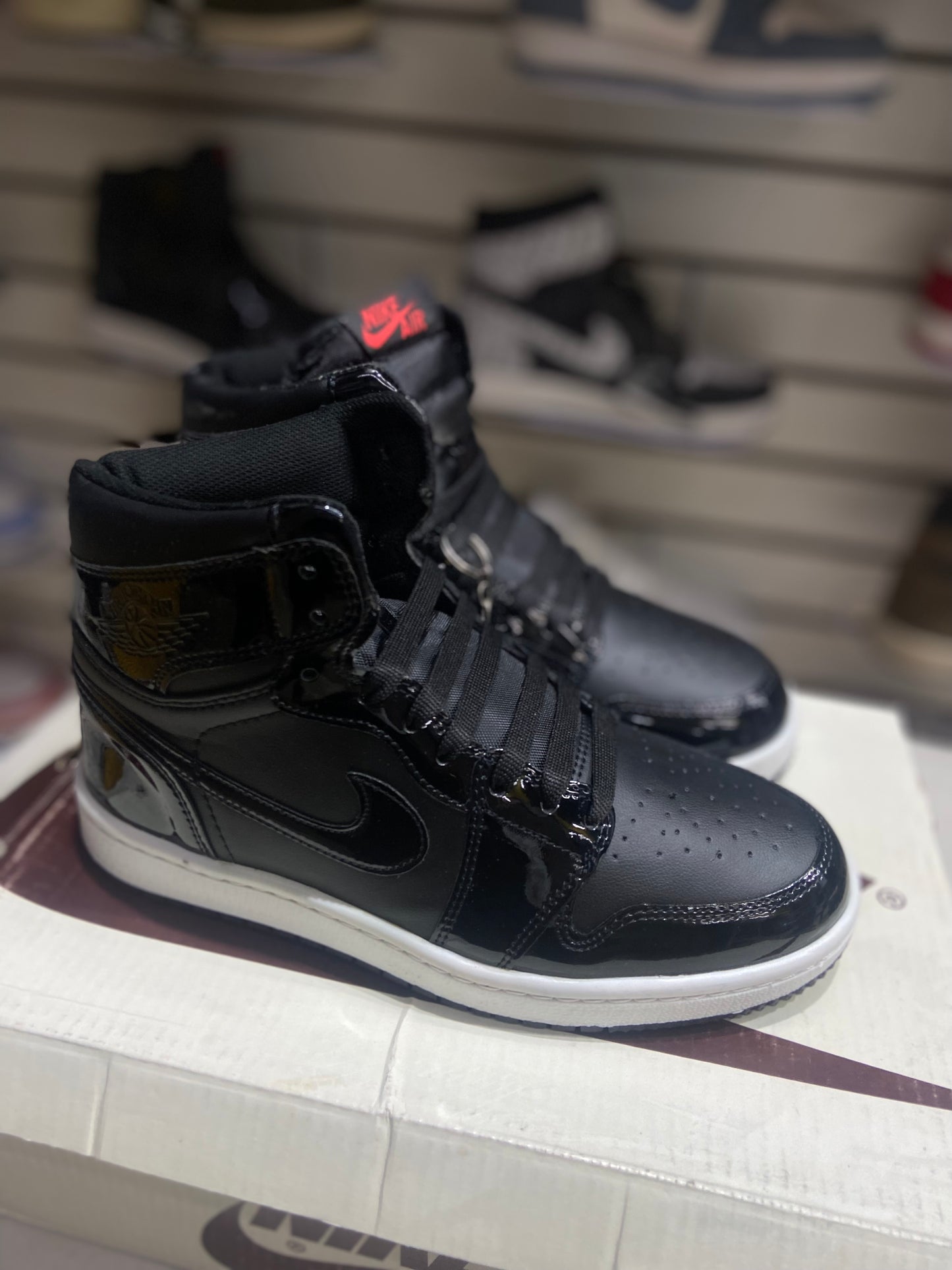 TENIS NACIONALES TIPO NIKE JORDAN MID 1 NEGRO CHARON /BCO