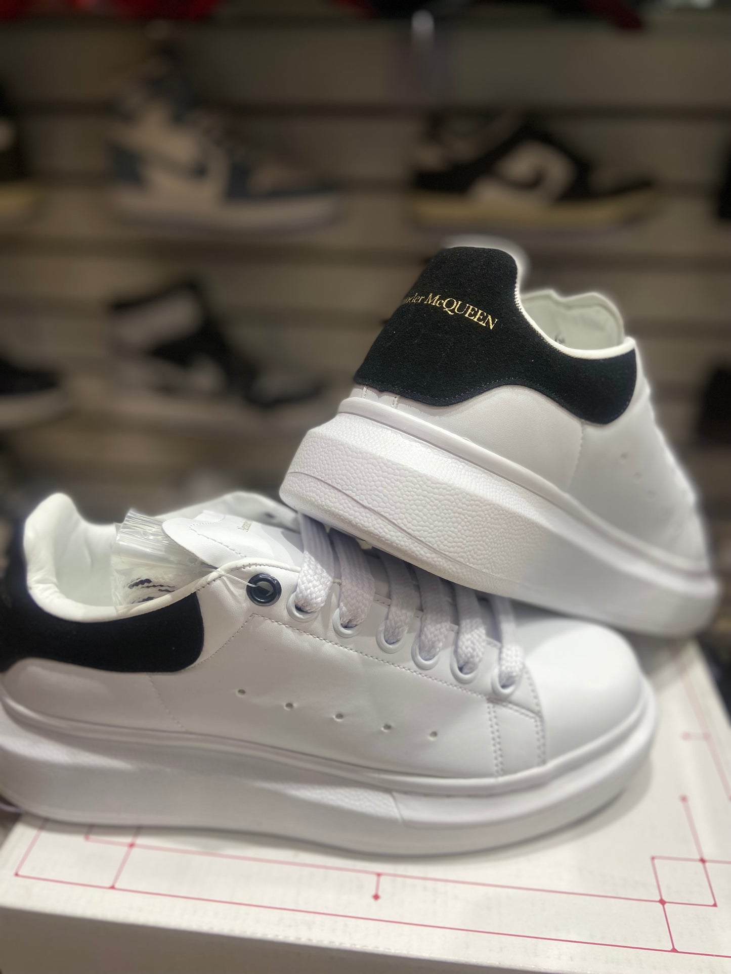 TENIS NACIONAL TIPO ALEXANDER MAQUEEN BLACO CLÁSICO