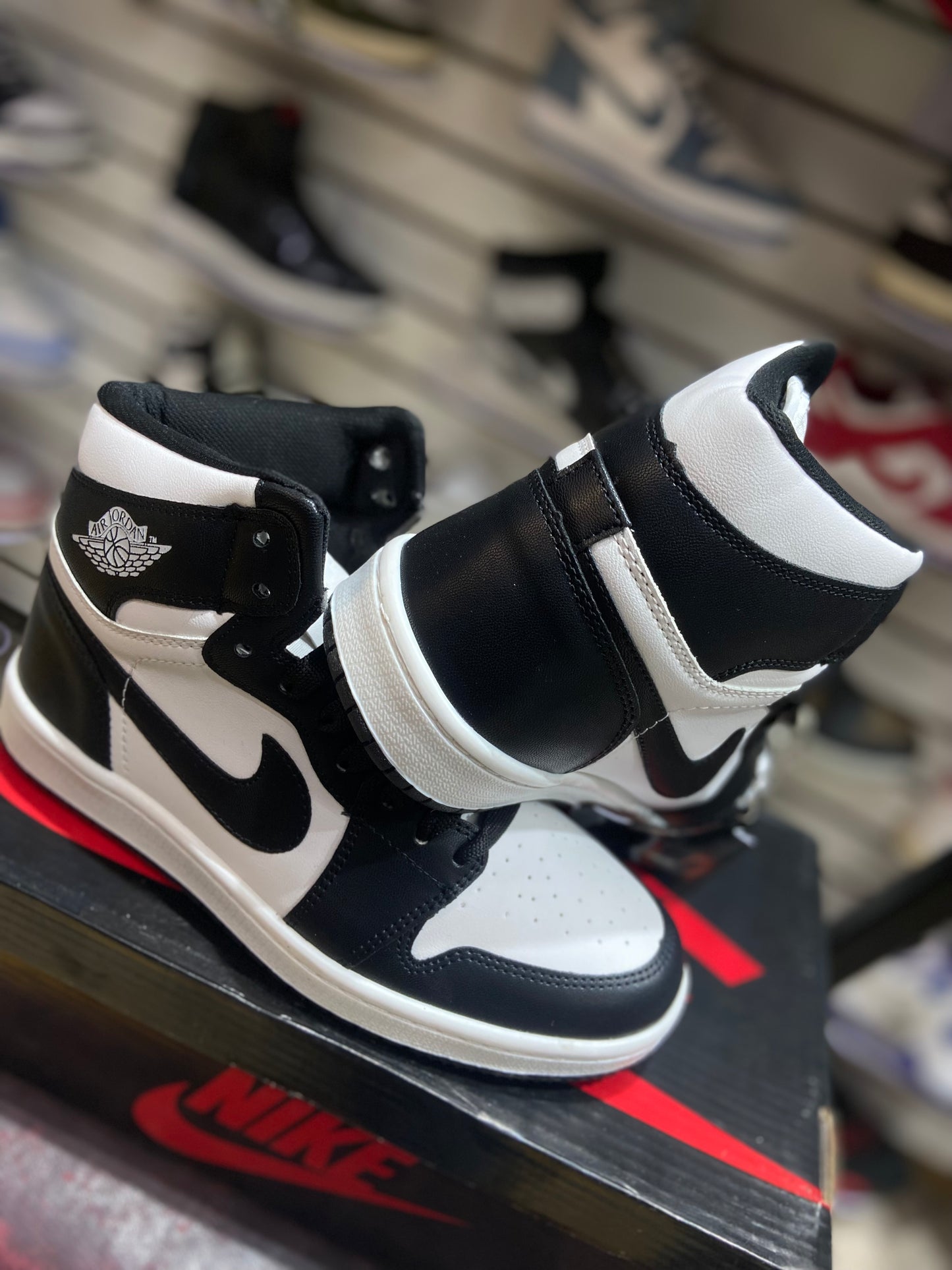 TENI NACIONAL TIPO NIKE JORDAN MID 1 /BCO/NGR