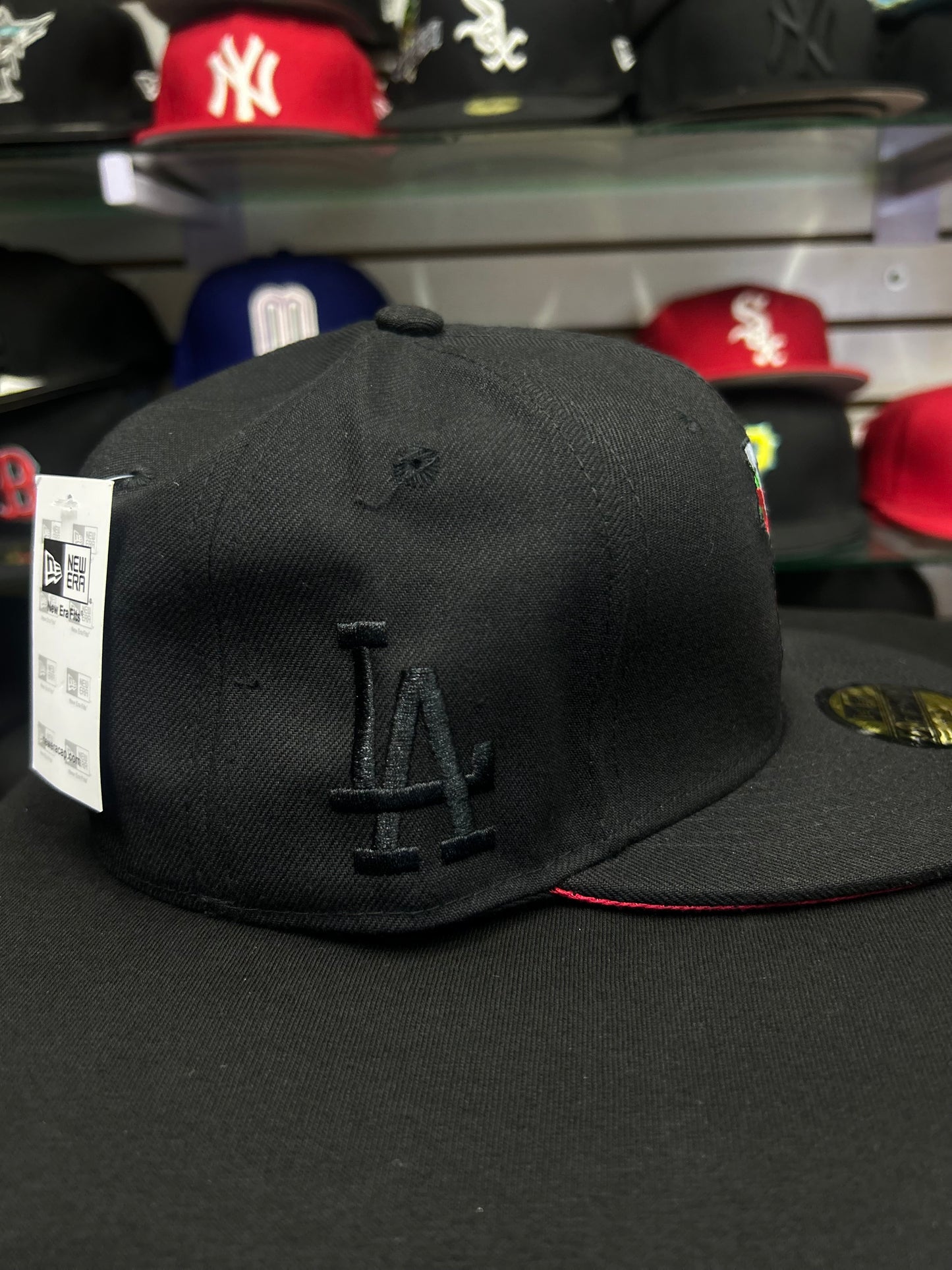 🧢 Gorra estilo fitted con diseño floral – LA