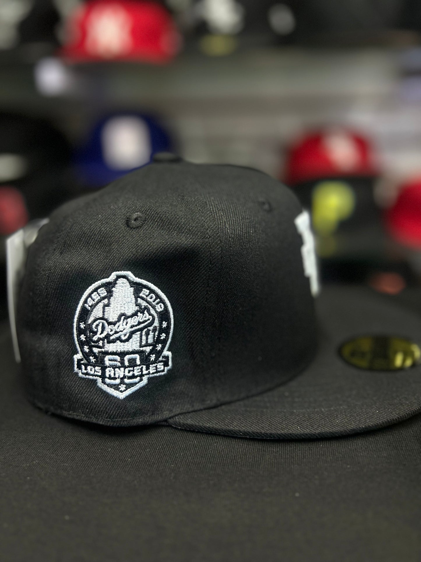 🧢 Gorra estilo fitted – LA Blanca sobre Negro