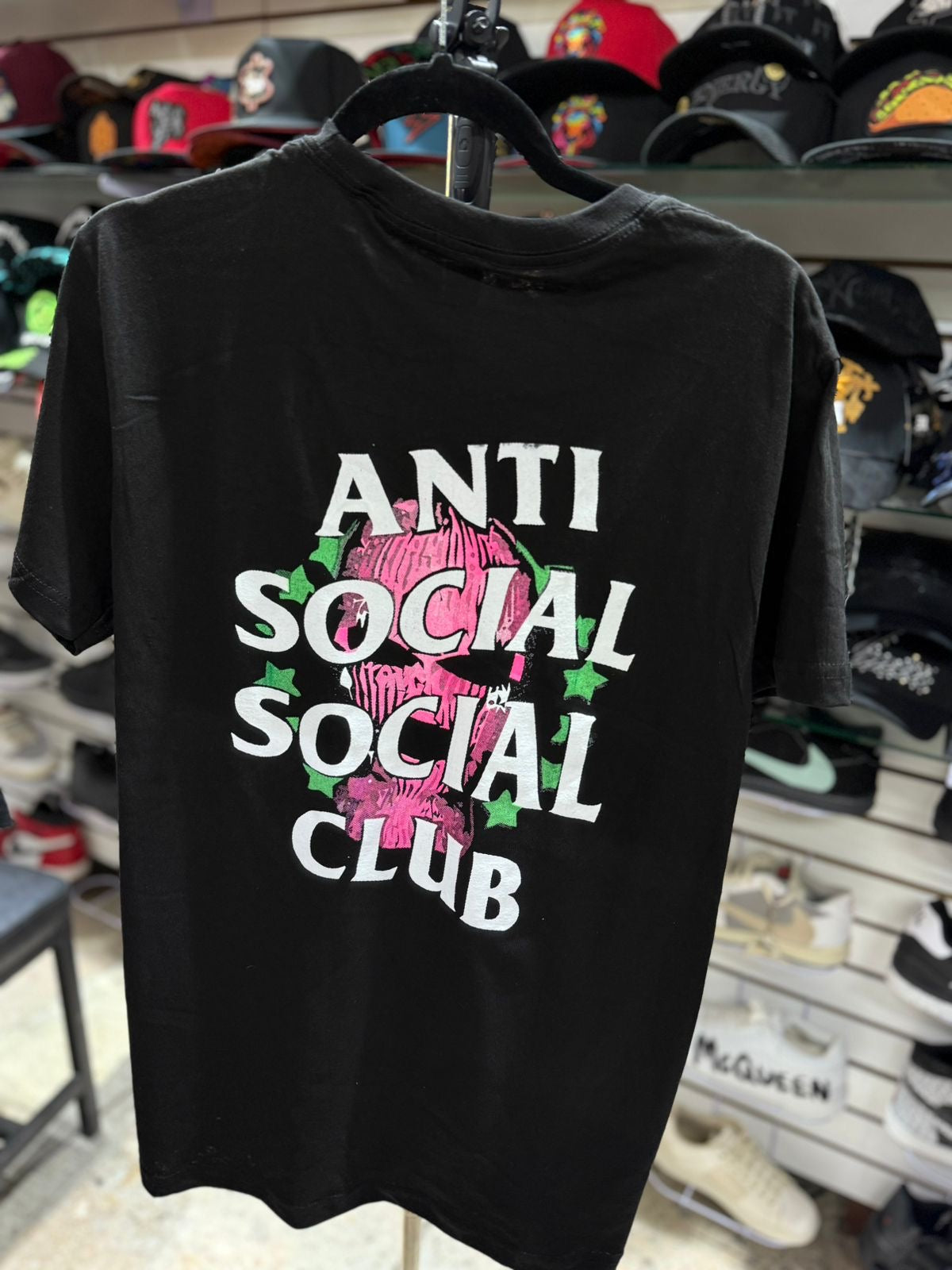 PLAYERA ESTAMPADA ANTI SOCIAL SOCIAL CLUB MASCARA ROSA