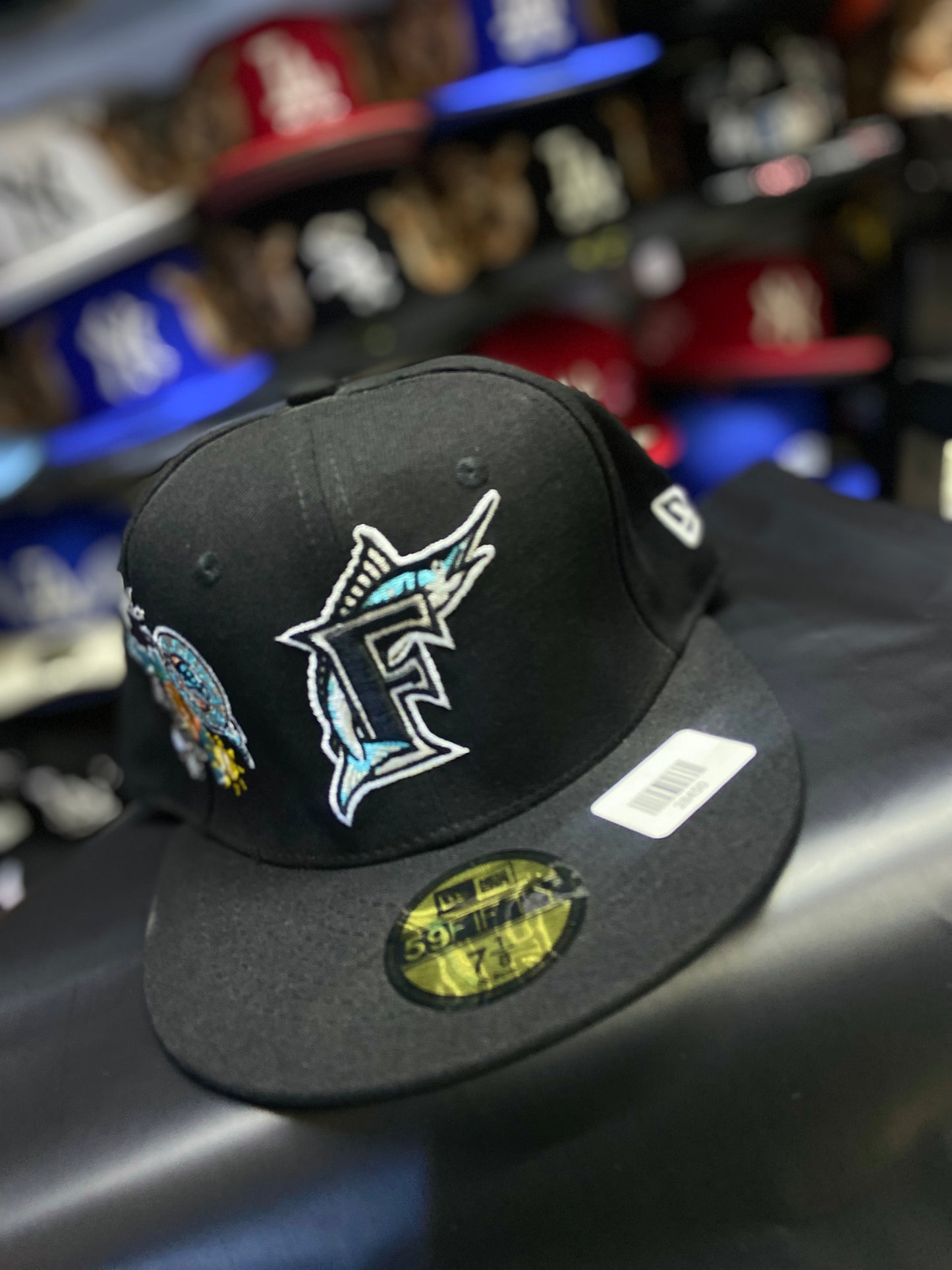 59FIFTY de color negro, con el logo de los Florida Marlins