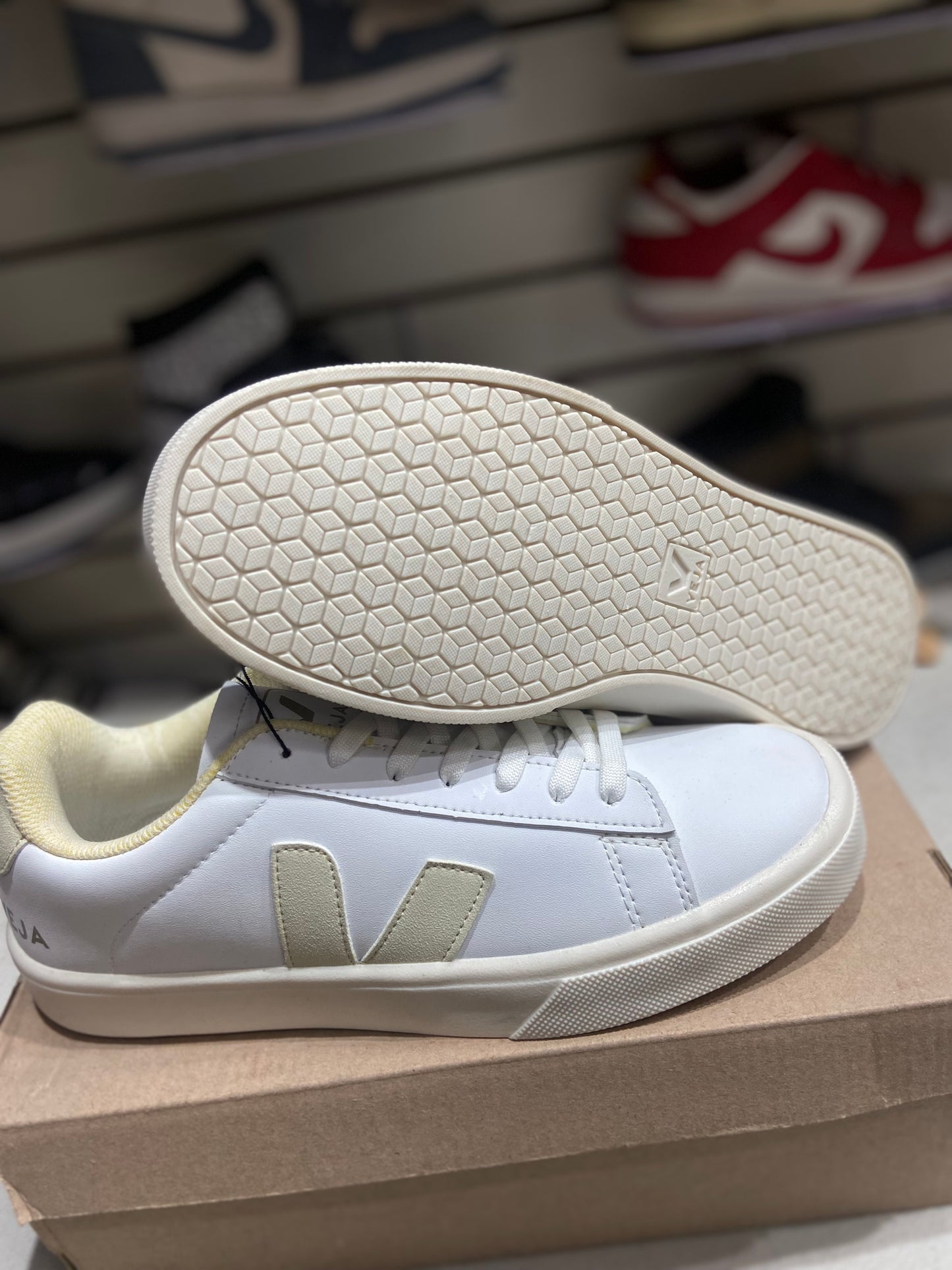 Tenis nacional, tipo VEJA CREMA