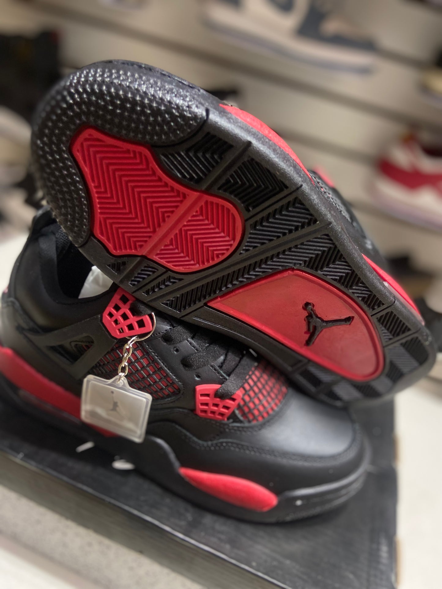 TENI NACIONAL TIPO JORDAN 4 ROJO