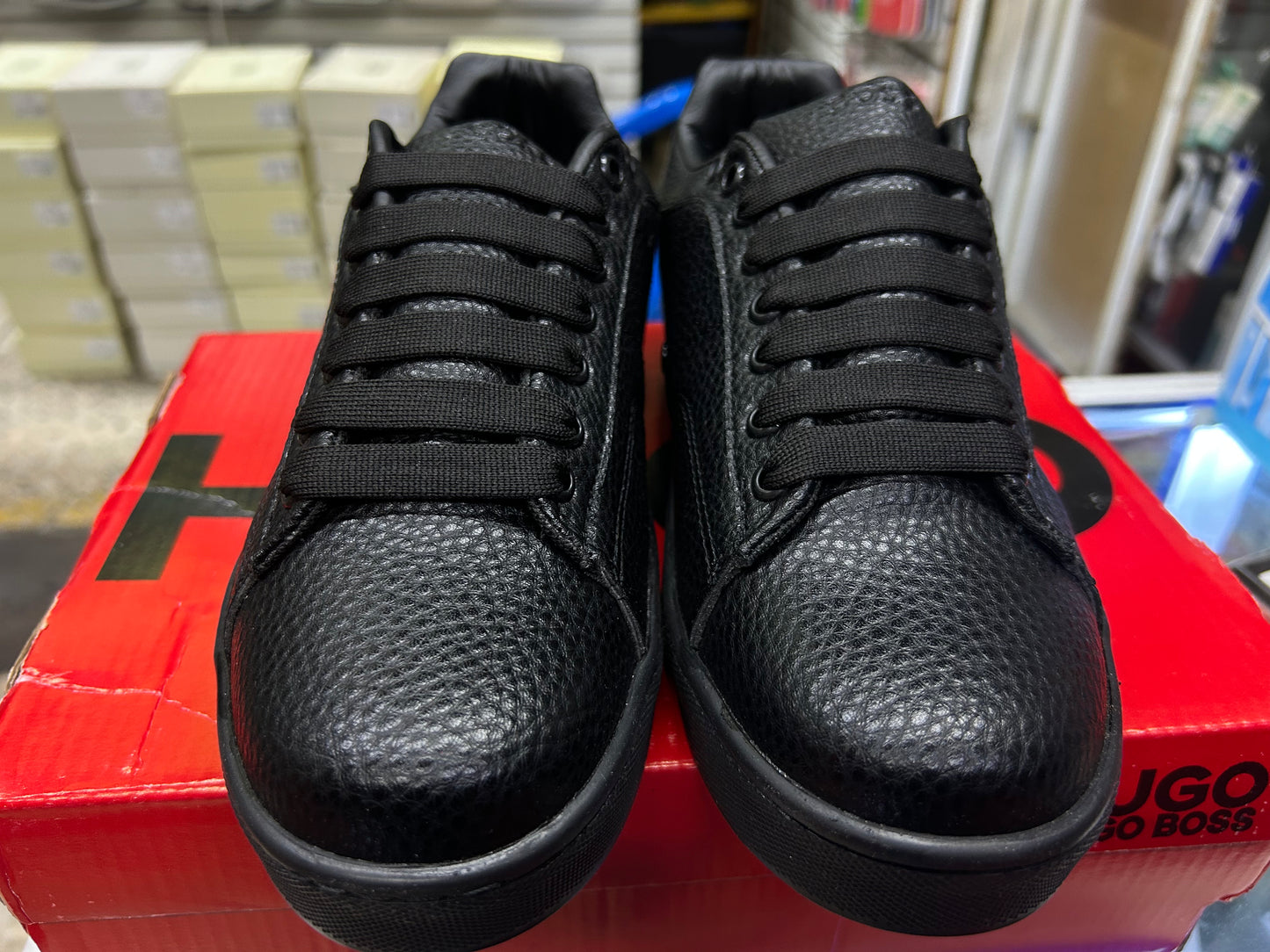 Tenis nacional tipo Hugo Boss negro rojo