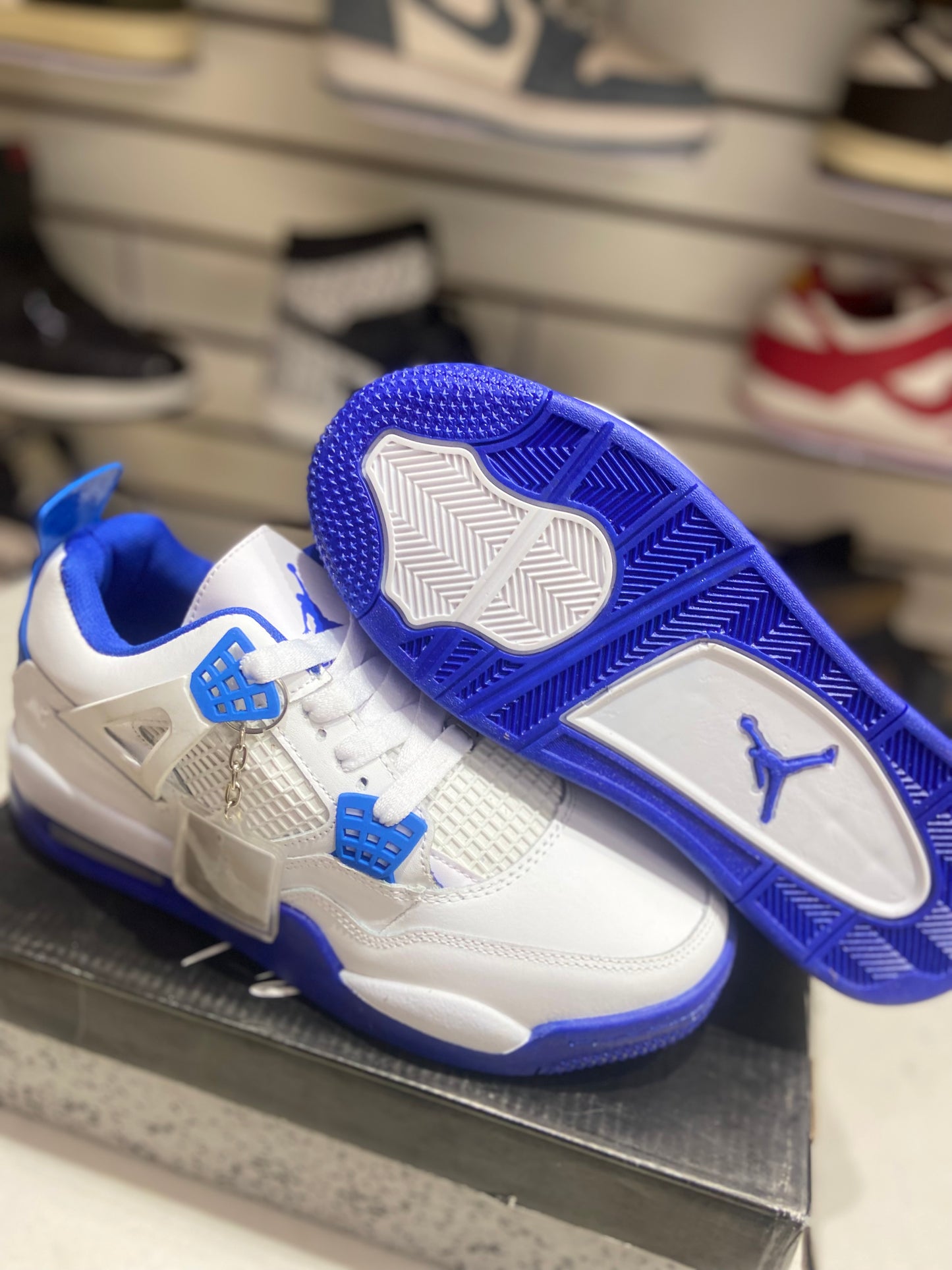 TENI NACIONAL TIPO JORDAN 4 BLANCO REY