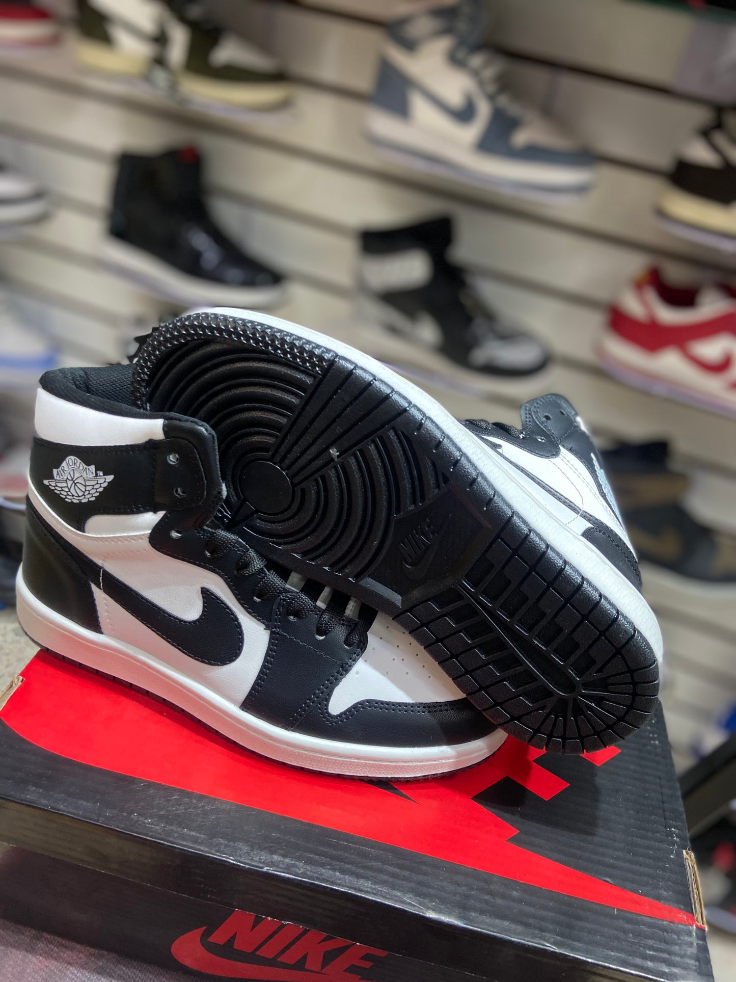 TENI NACIONAL TIPO NIKE JORDAN MID 1 /BCO/NGR