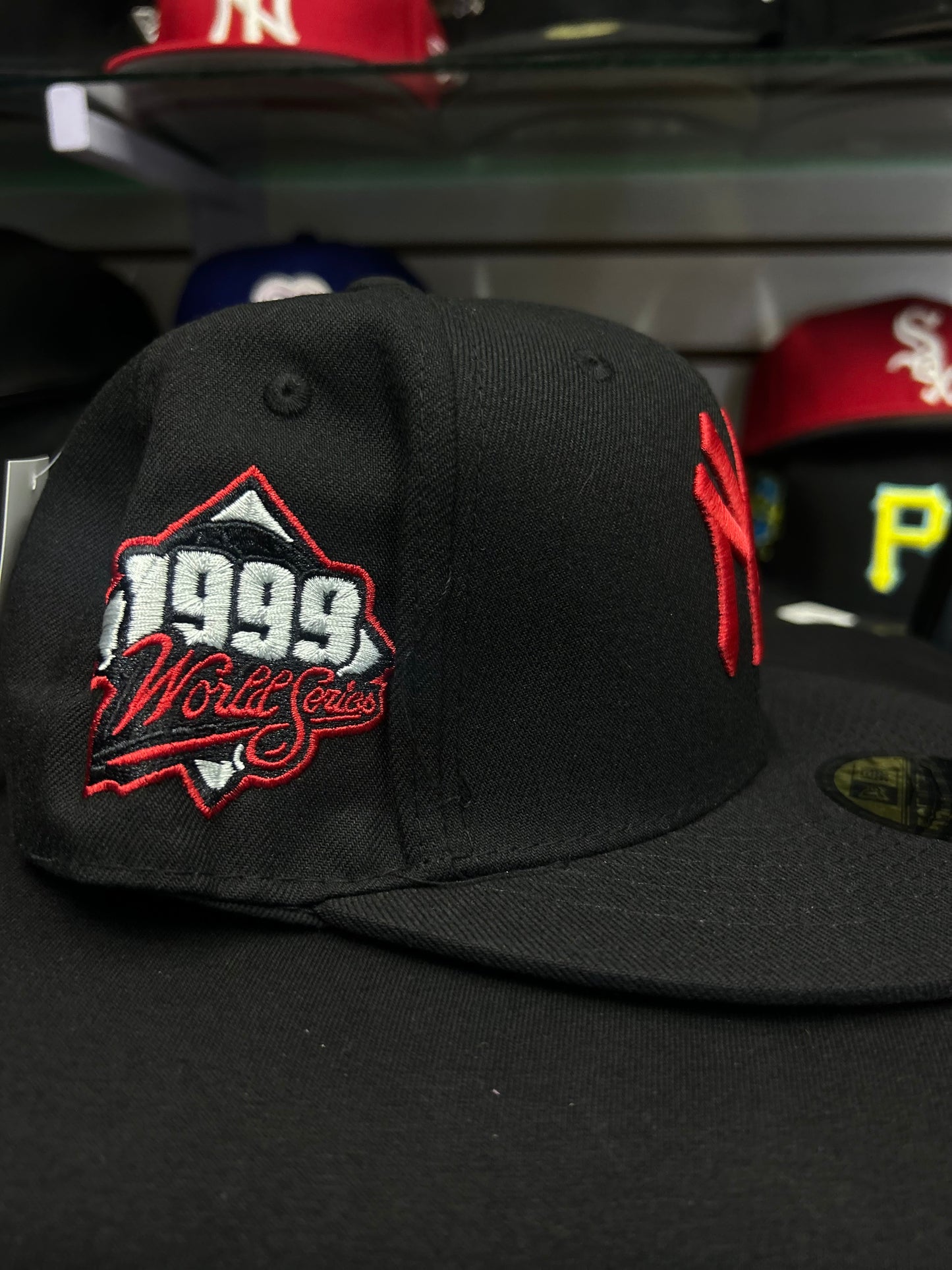 🧢 Gorra 59FIFTY negra con bordado rojo