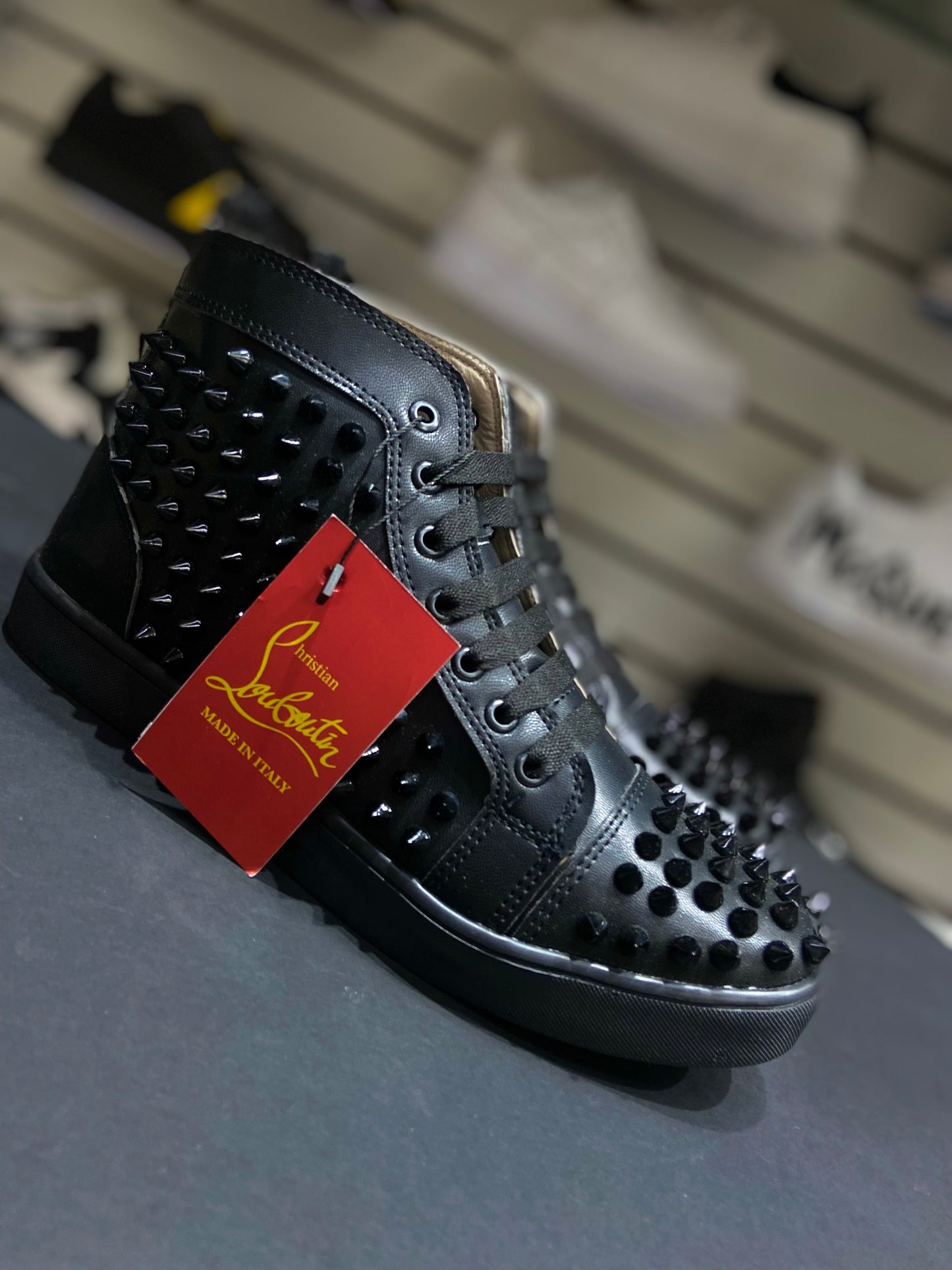 Tenis Negros con Tachuelas – Suela Roja Exclusiva