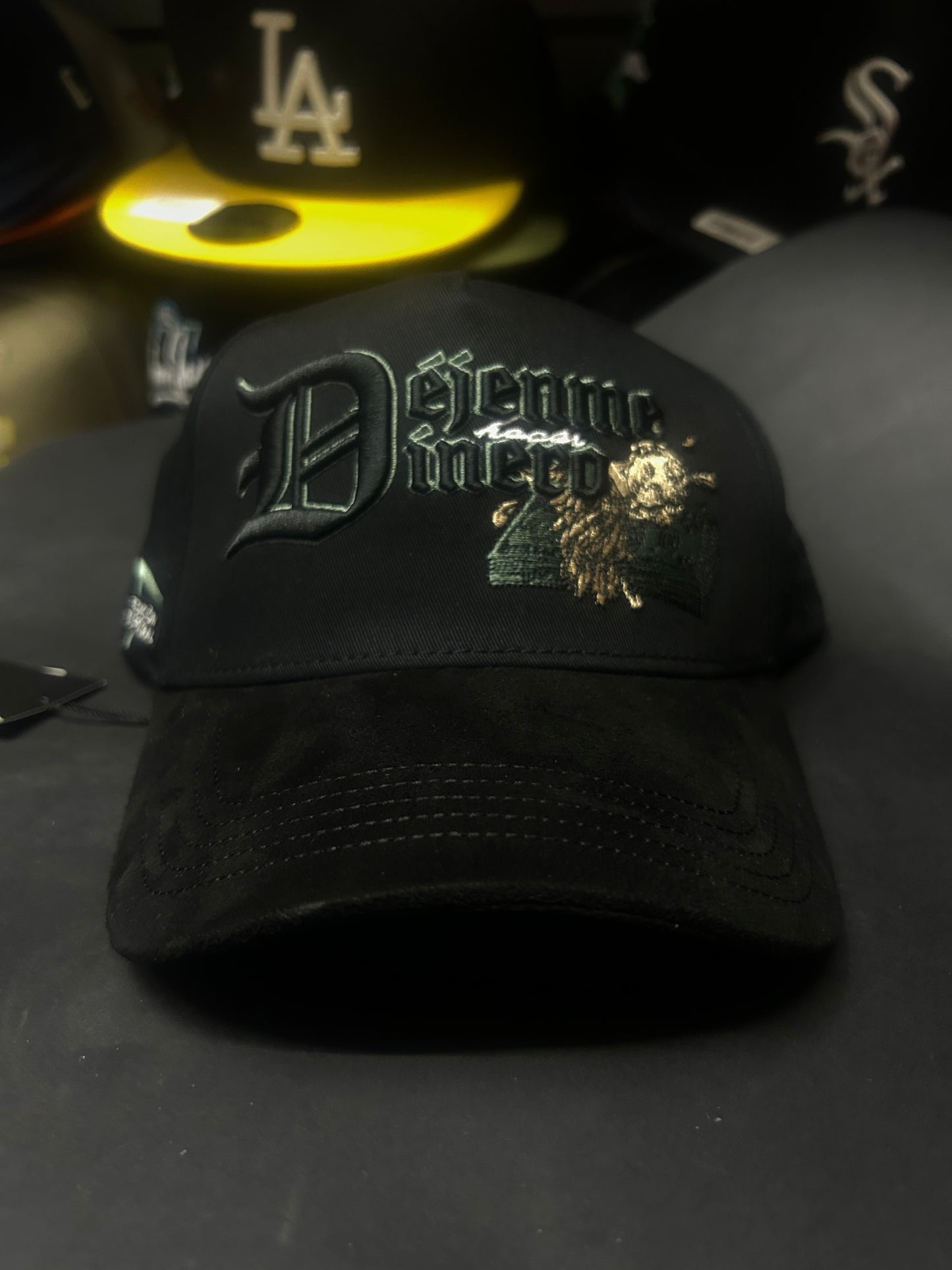 Gorra “Déjeme Hacer Dinero” – Gallo Fino | Edición Exclusiva Bélico