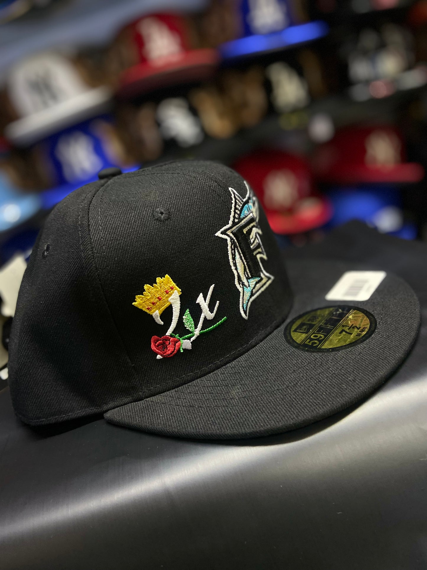 59FIFTY de color negro, con el logo de los Florida Marlins