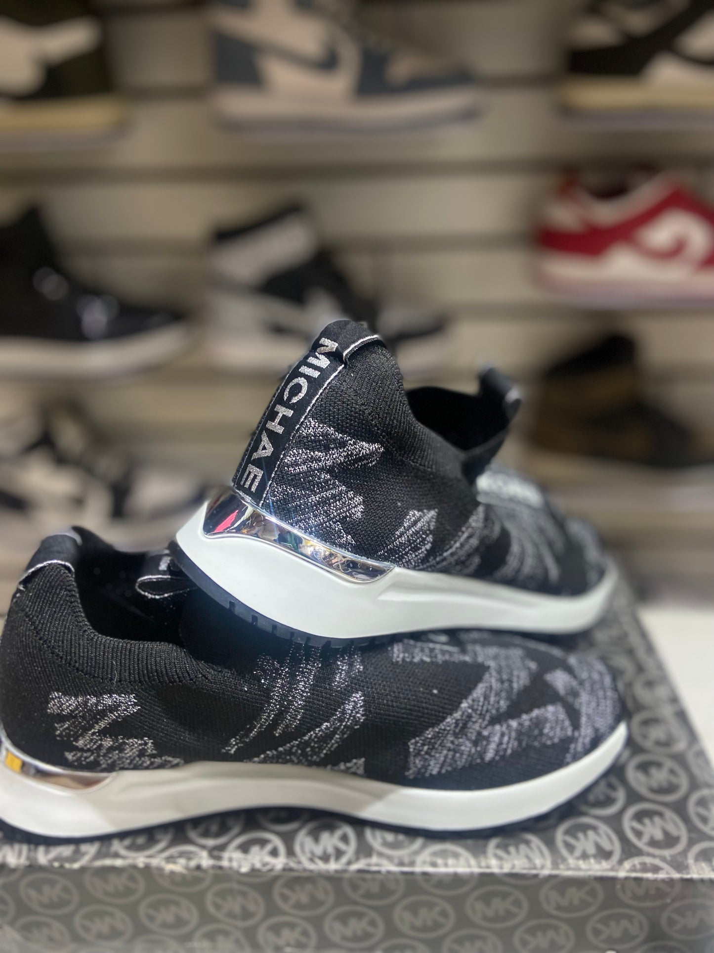TENIS NACIONAL TIPO MK NEGRO LETRAS PLATA