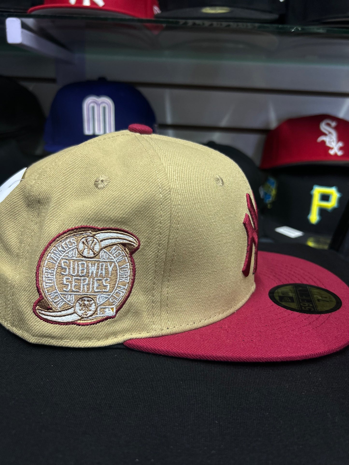 🧢 Gorra 59FIFTY beige con vino tinto