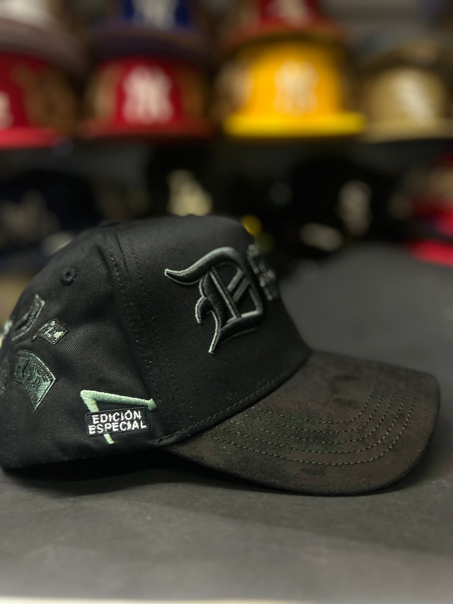 Gorra “Déjeme Hacer Dinero” – Gallo Fino | Edición Exclusiva Bélico