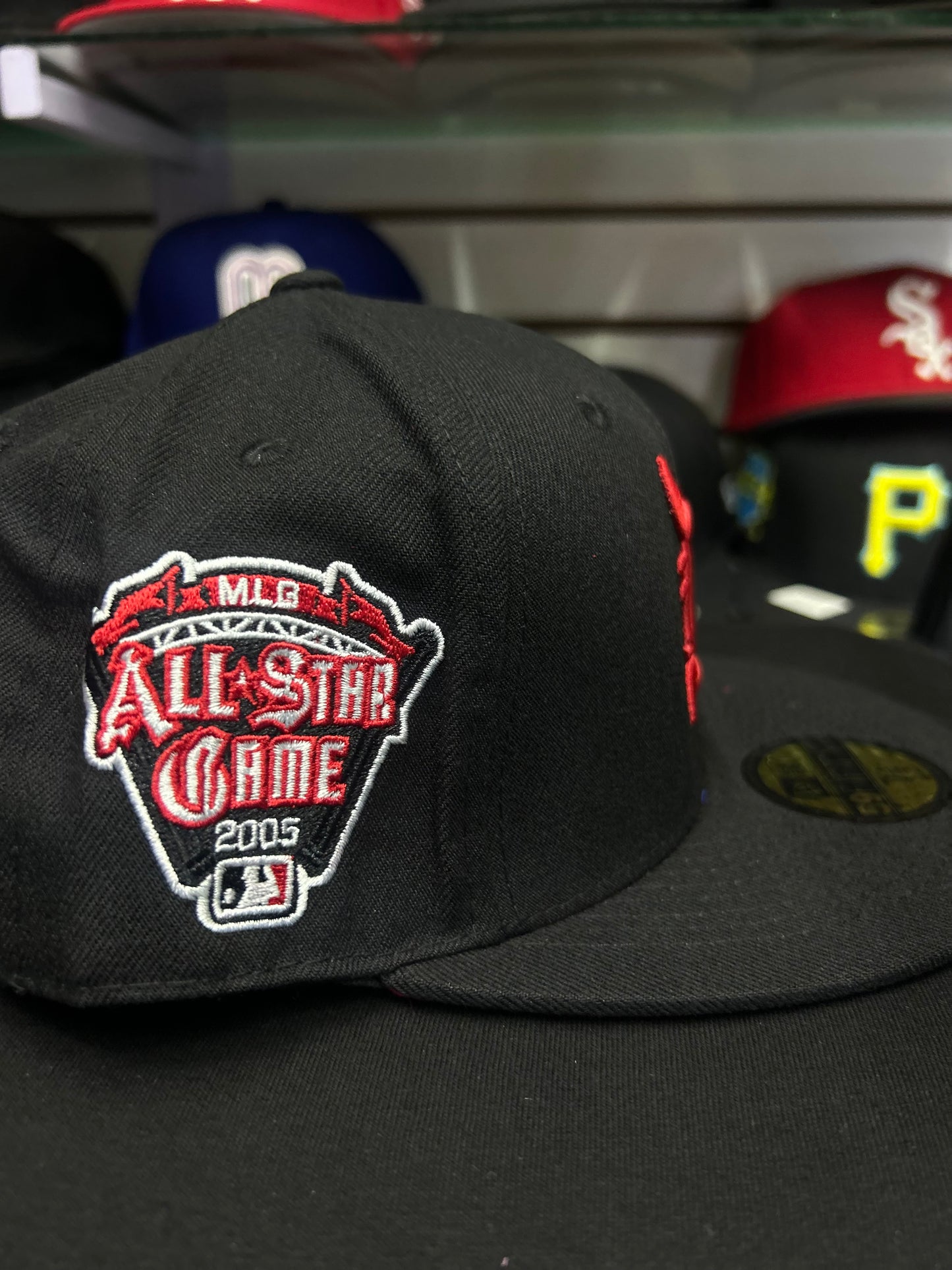 🧢 Gorra negra con letra gótica roja