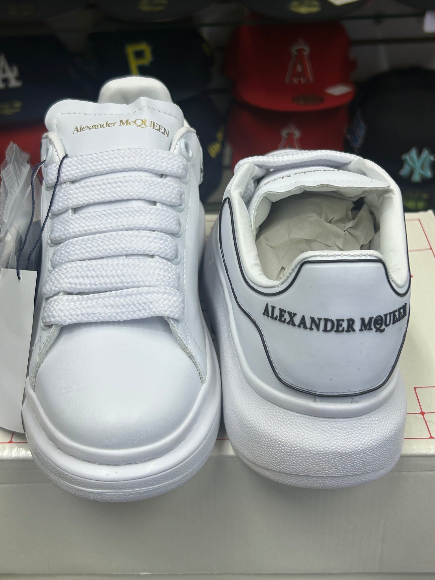 TENIS NACIONAL TIPO ALEXANDER MAQUEEN BLANCO CON LETRAS NEGRAS
