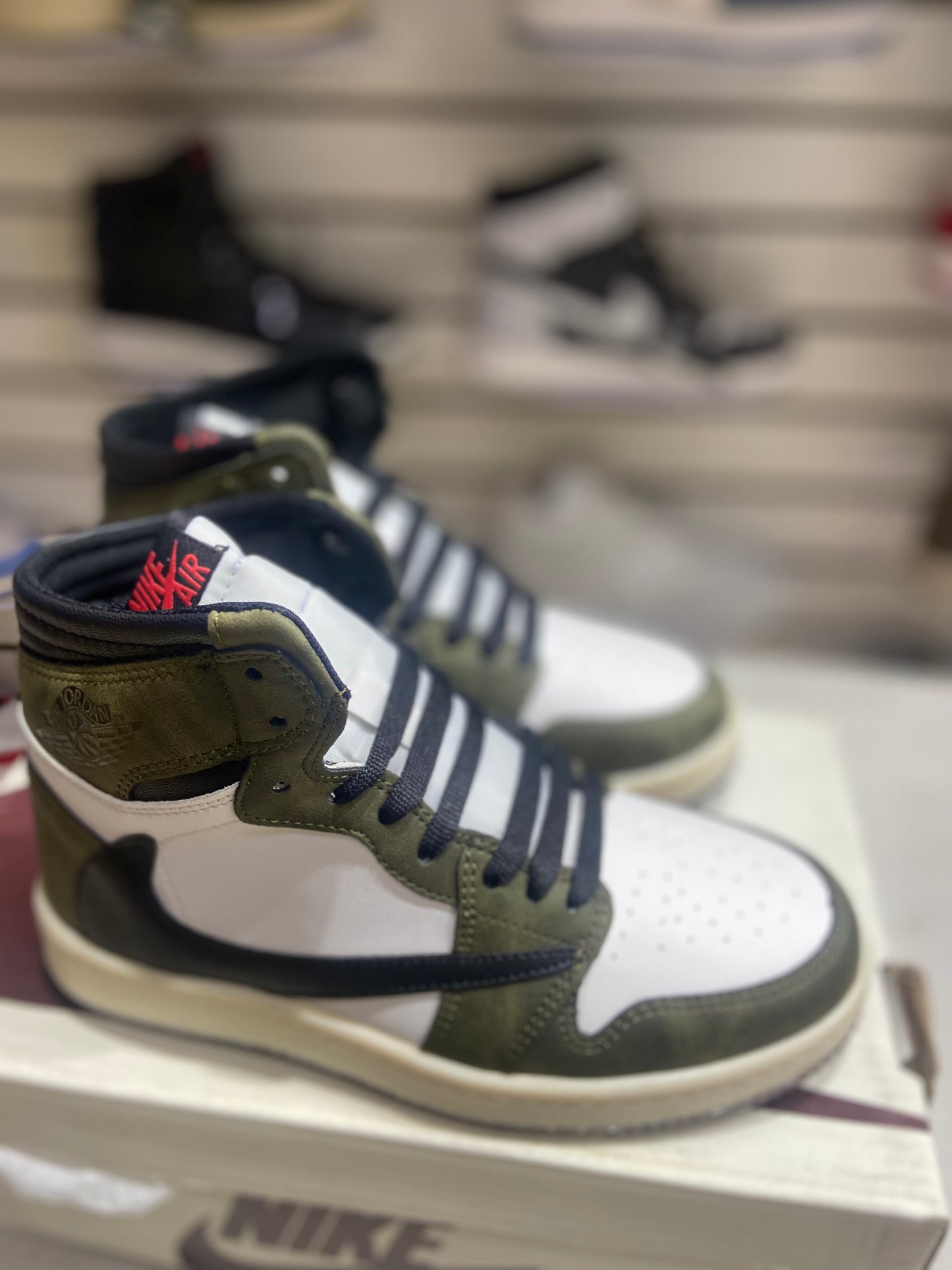 TENIS NACIONAL TIPO NIKE JORDAN TRAVIS SCOOT MUSGO GUESO/BCO