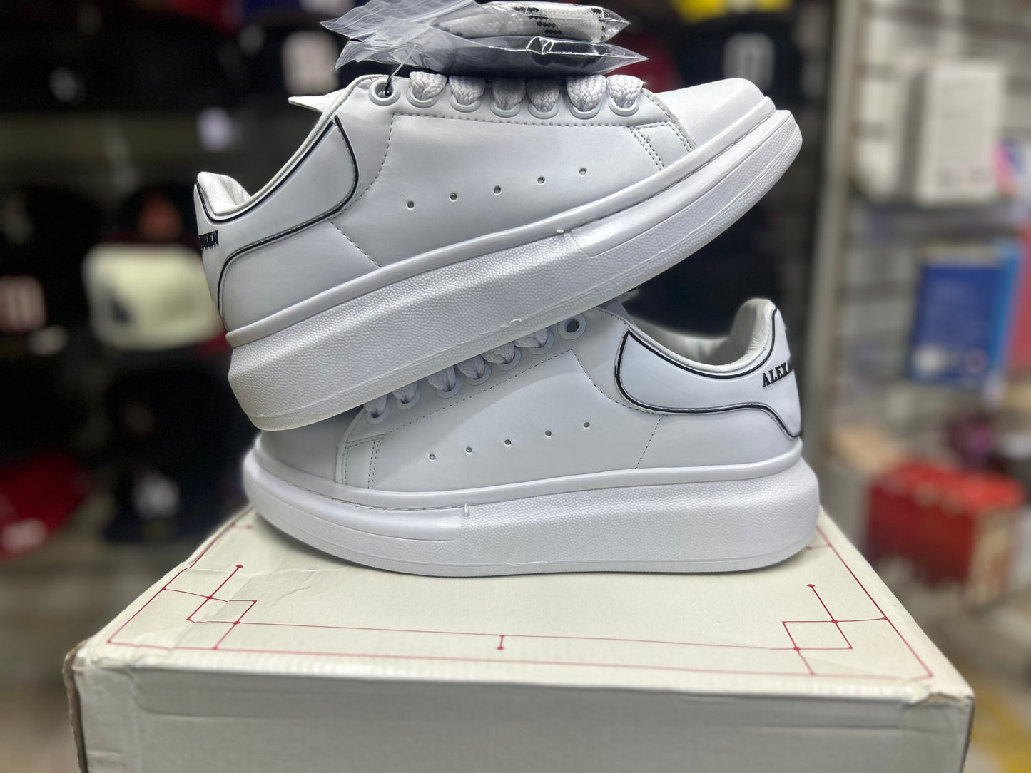 TENIS NACIONAL TIPO ALEXANDER MAQUEEN BLANCO CON LETRAS NEGRAS