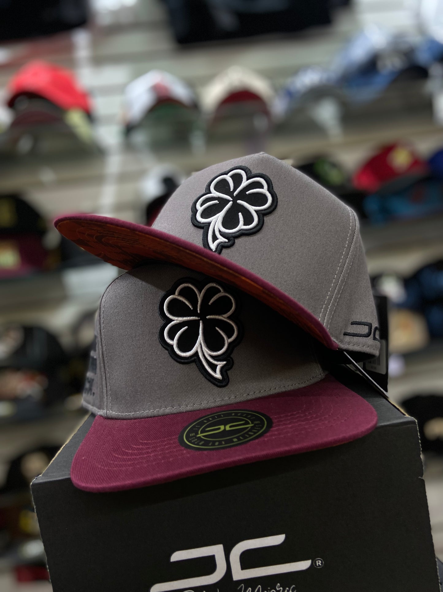 Gorra JC Hats “Trébol Gris” – Suerte y Estilo en un Diseño Exclusivo 🍀🔥