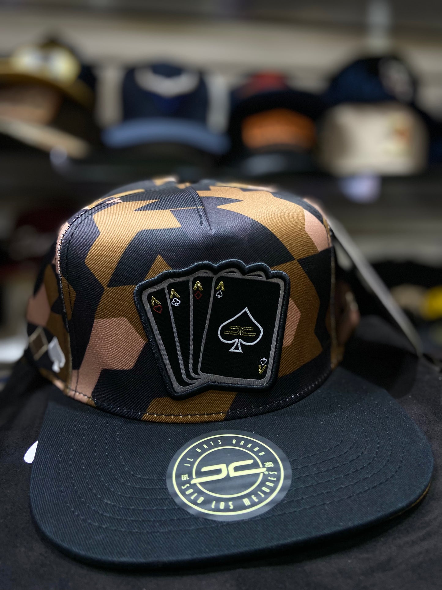 Gorra JC Hats “Camuflaje Vino Azul con Negro” – Estilo Bélico con Toque Exclusivo 🎭🔥