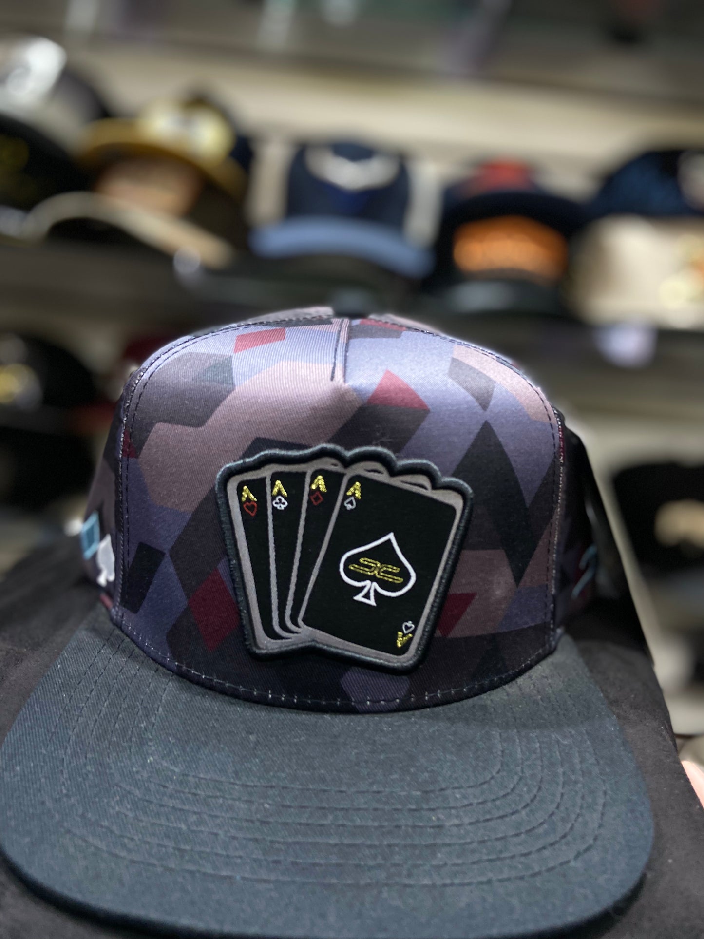 Gorra JC Hats “Camuflaje Vino Azul con Negro” – Estilo Bélico con Toque Exclusivo 🎭🔥