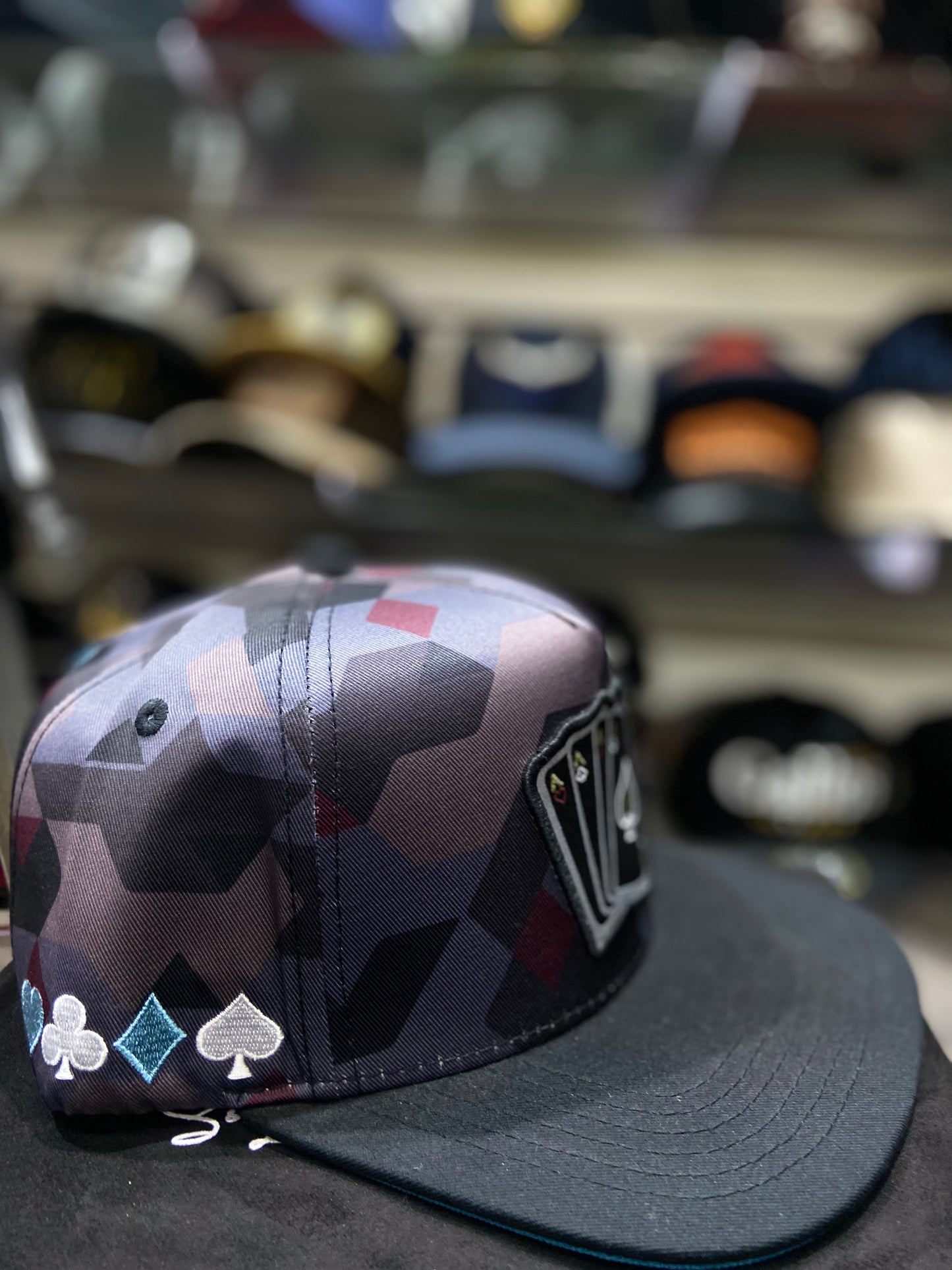 Gorra JC Hats “Camuflaje Vino Azul con Negro” – Estilo Bélico con Toque Exclusivo 🎭🔥