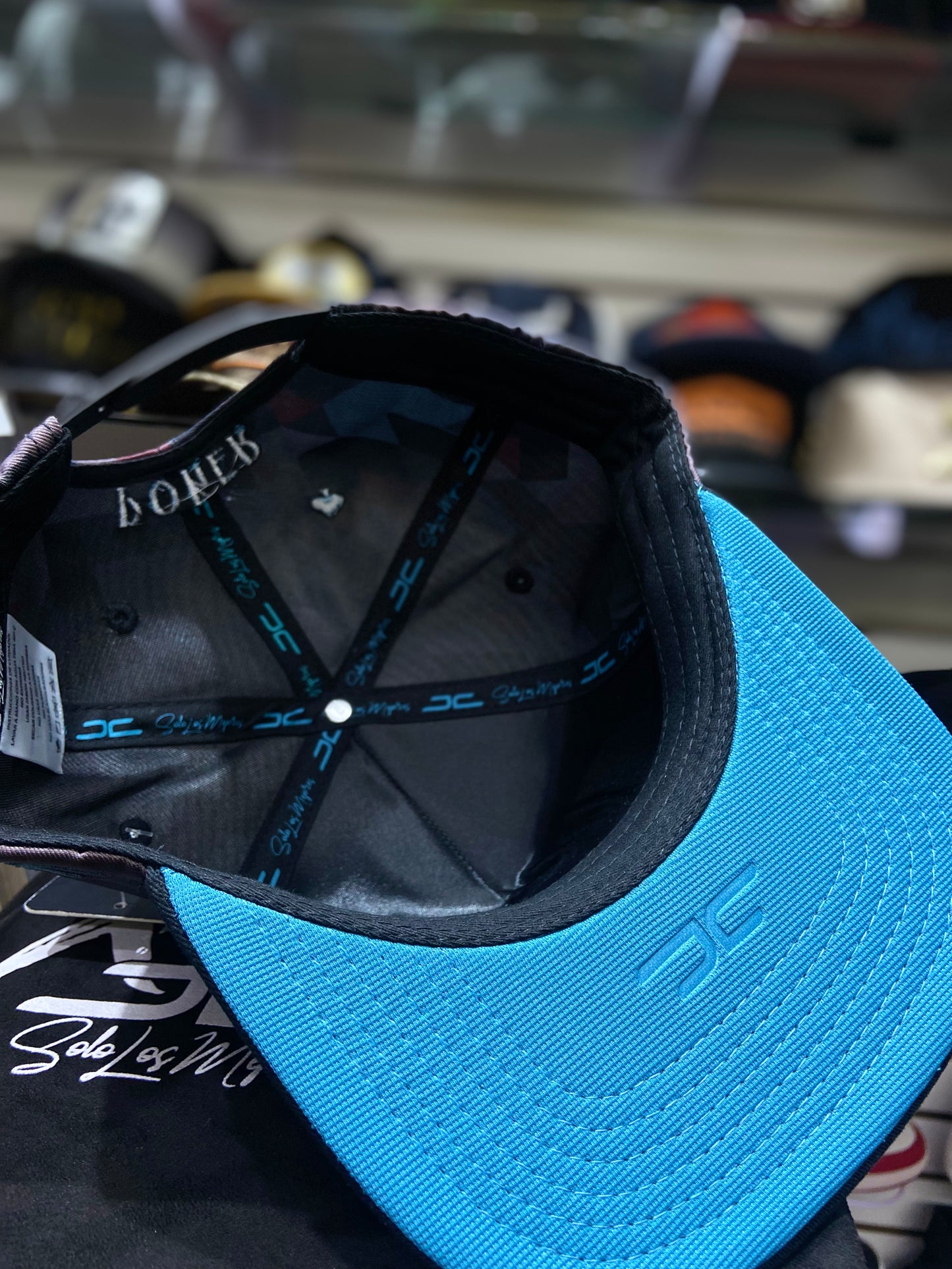 Gorra JC Hats “Camuflaje Vino Azul con Negro” – Estilo Bélico con Toque Exclusivo 🎭🔥