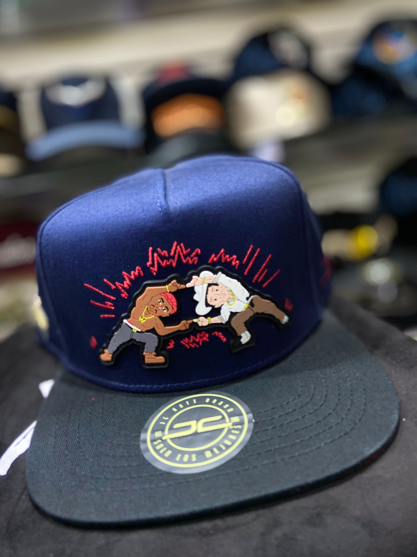 Gorra JC Hats “Corridos Life Navy Red” – La Fusión del Estilo Gangsta y lo Bélico 🔥🎶