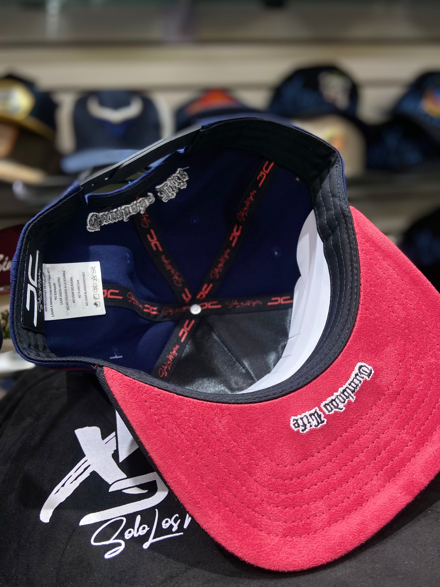 Gorra JC Hats “Corridos Life Navy Red” – La Fusión del Estilo Gangsta y lo Bélico 🔥🎶