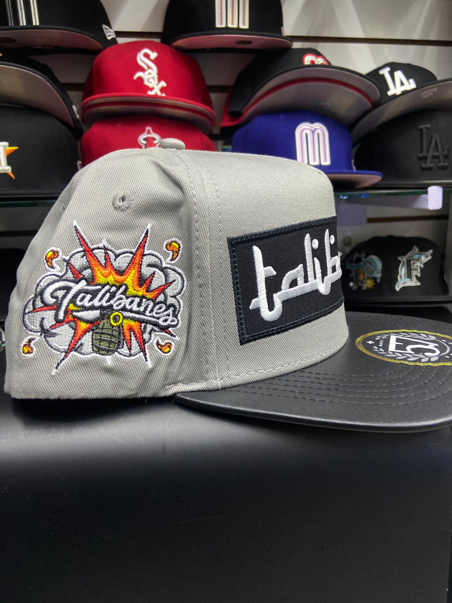Gorra 5.7 - Modelo Talibanes gris⚪️🔥💰💎