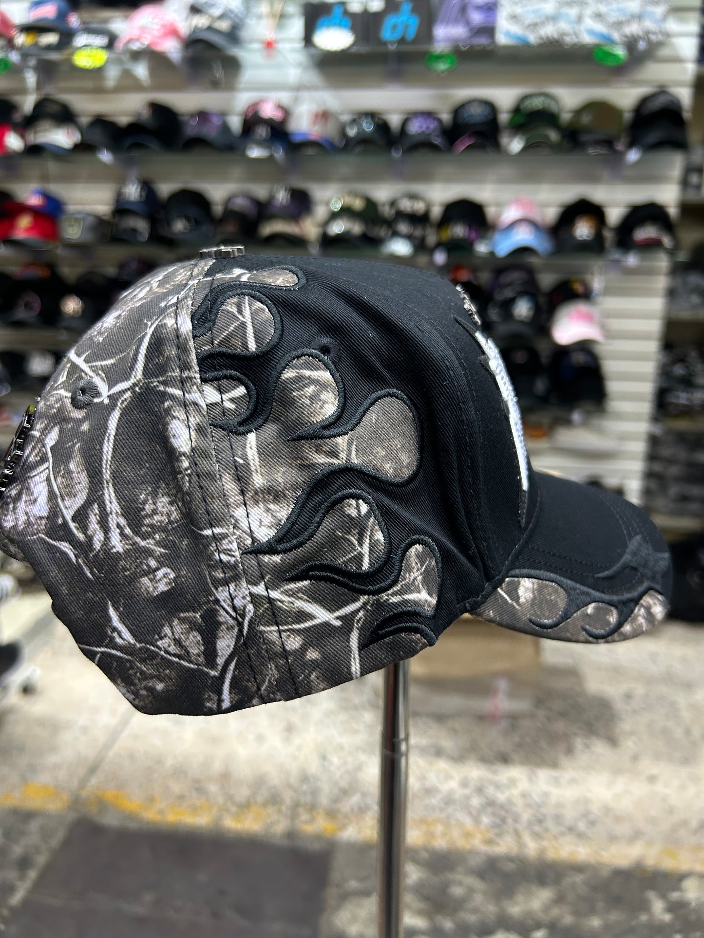 Gorra negra Baez x Shifu modelo Sayonara