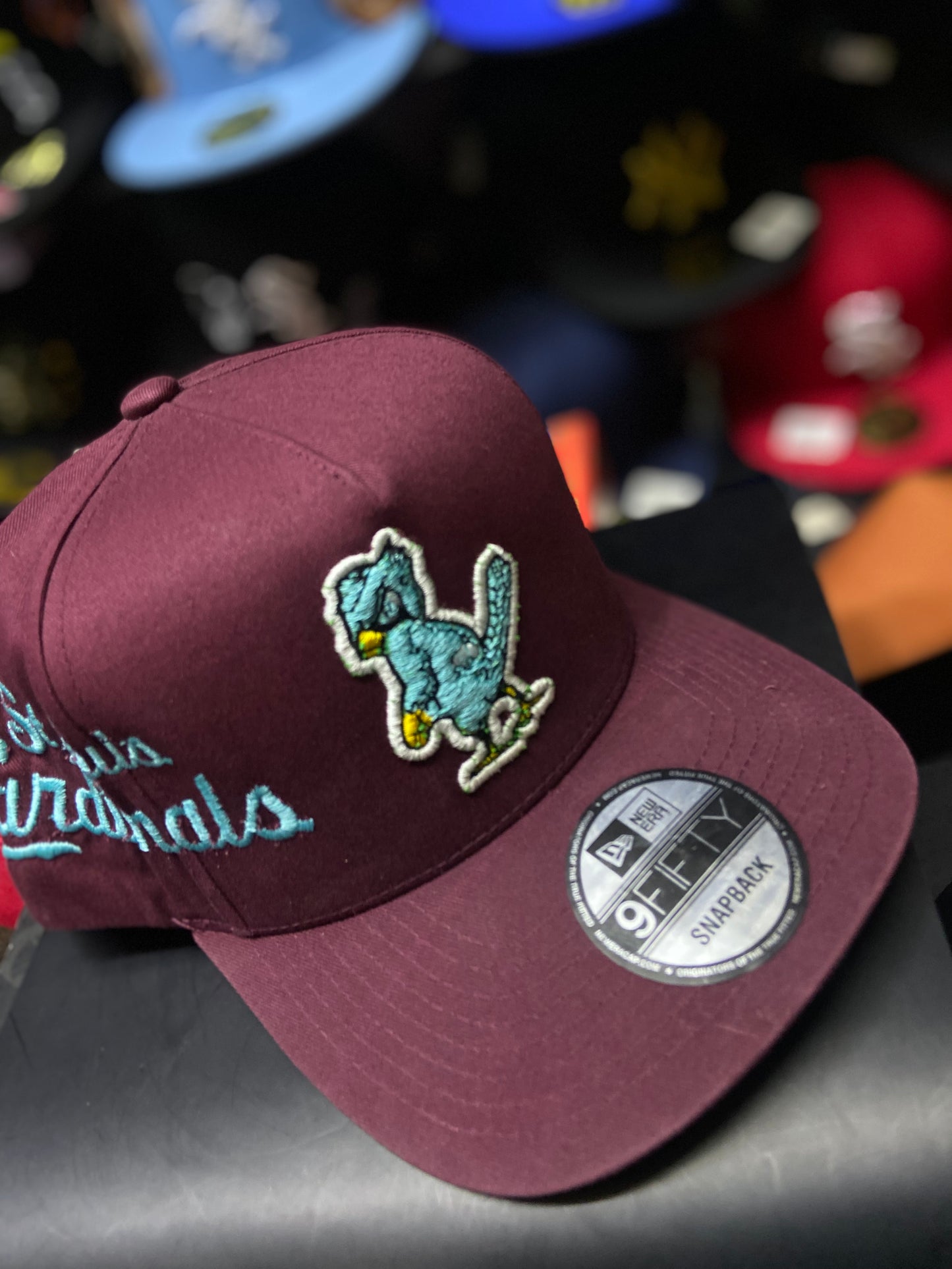 🧢🔥 Gorra 9FIFTY Snapback – Color Vino con Logo Bordado 🔥