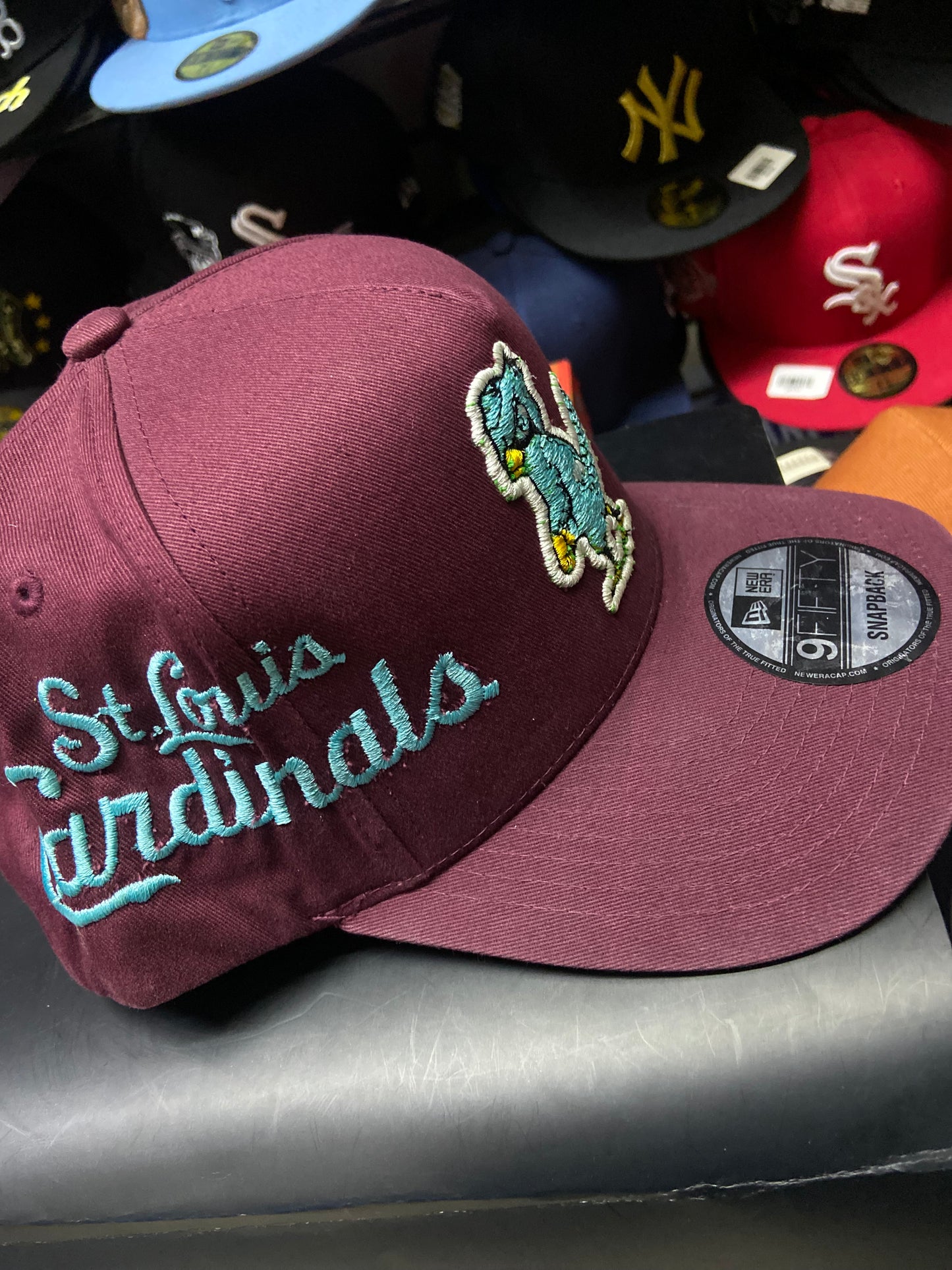 🧢🔥 Gorra 9FIFTY Snapback – Color Vino con Logo Bordado 🔥