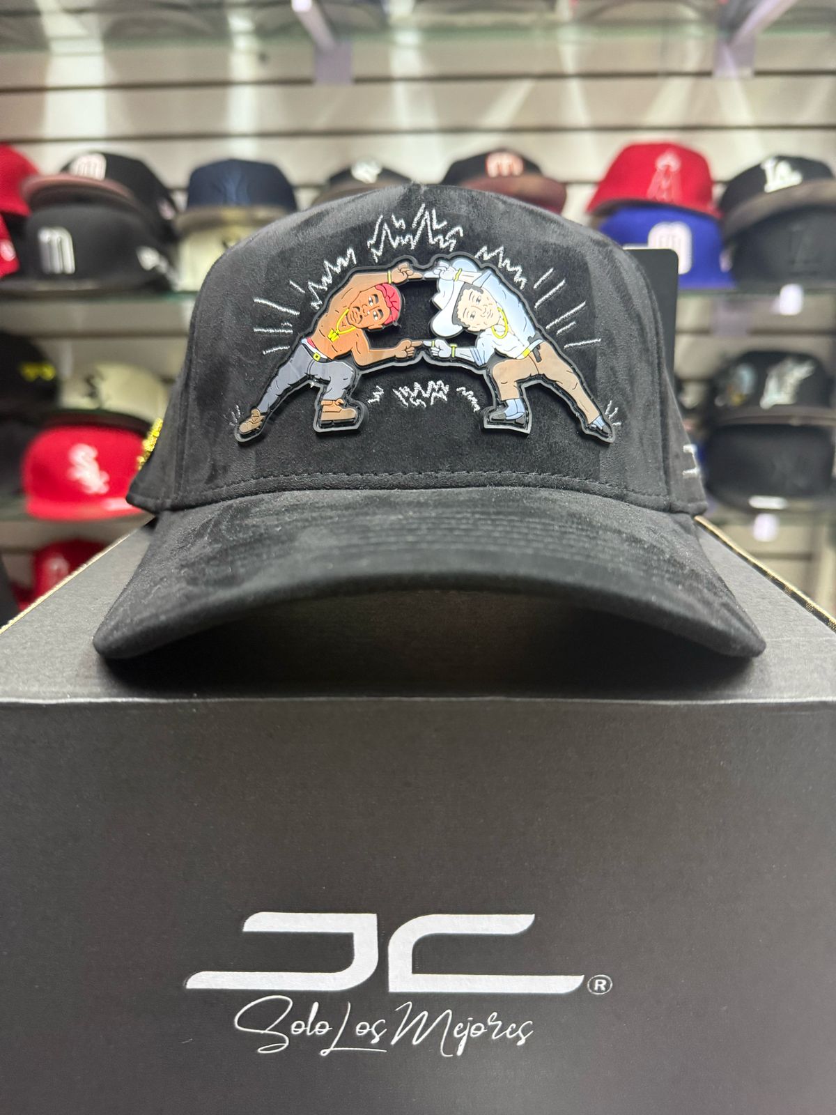 Gorra JC Hats “Corridos Life Black Suede” – Elegancia Bélica con Estilo 🔥🎶