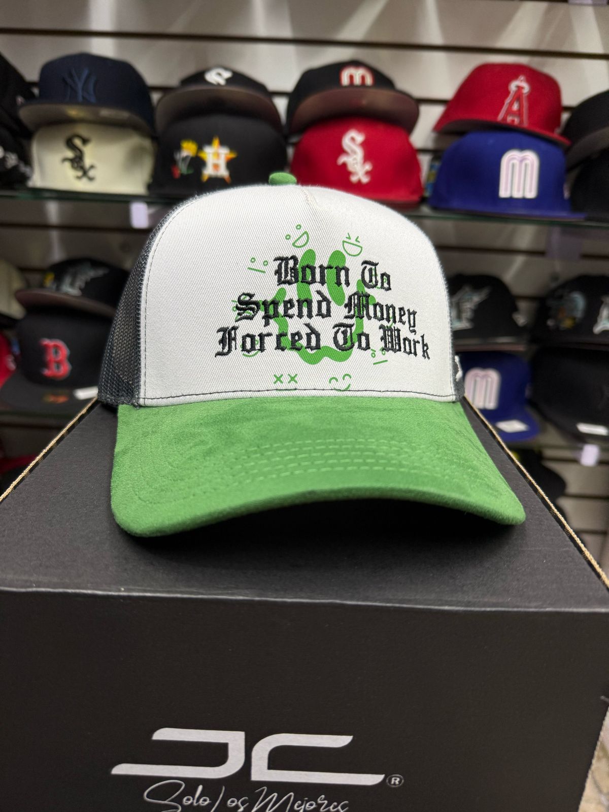 Gorra JC Hats “Spend Money” Gamuza Verde – Estilo, Actitud y Lujo 💵🔥