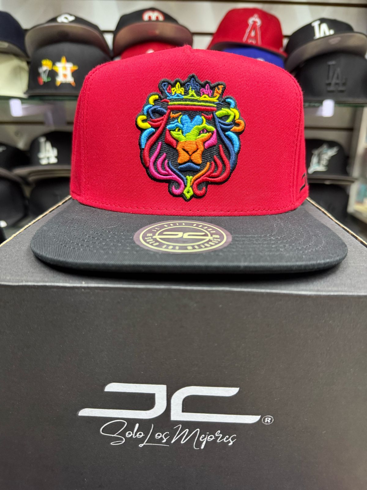 Gorra JC Hats “Rey León Red & Black” – Dominio, Fuerza y Estilo 🔥🦁👑