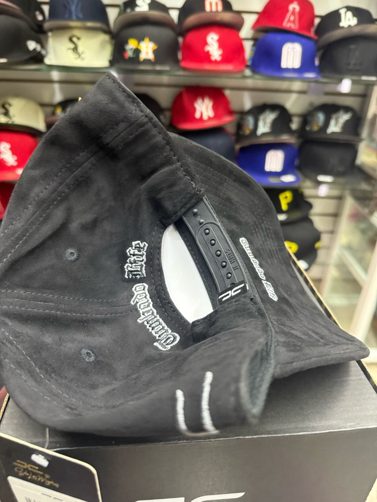 Gorra JC Hats “Corridos Life Black Suede” – Elegancia Bélica con Estilo 🔥🎶
